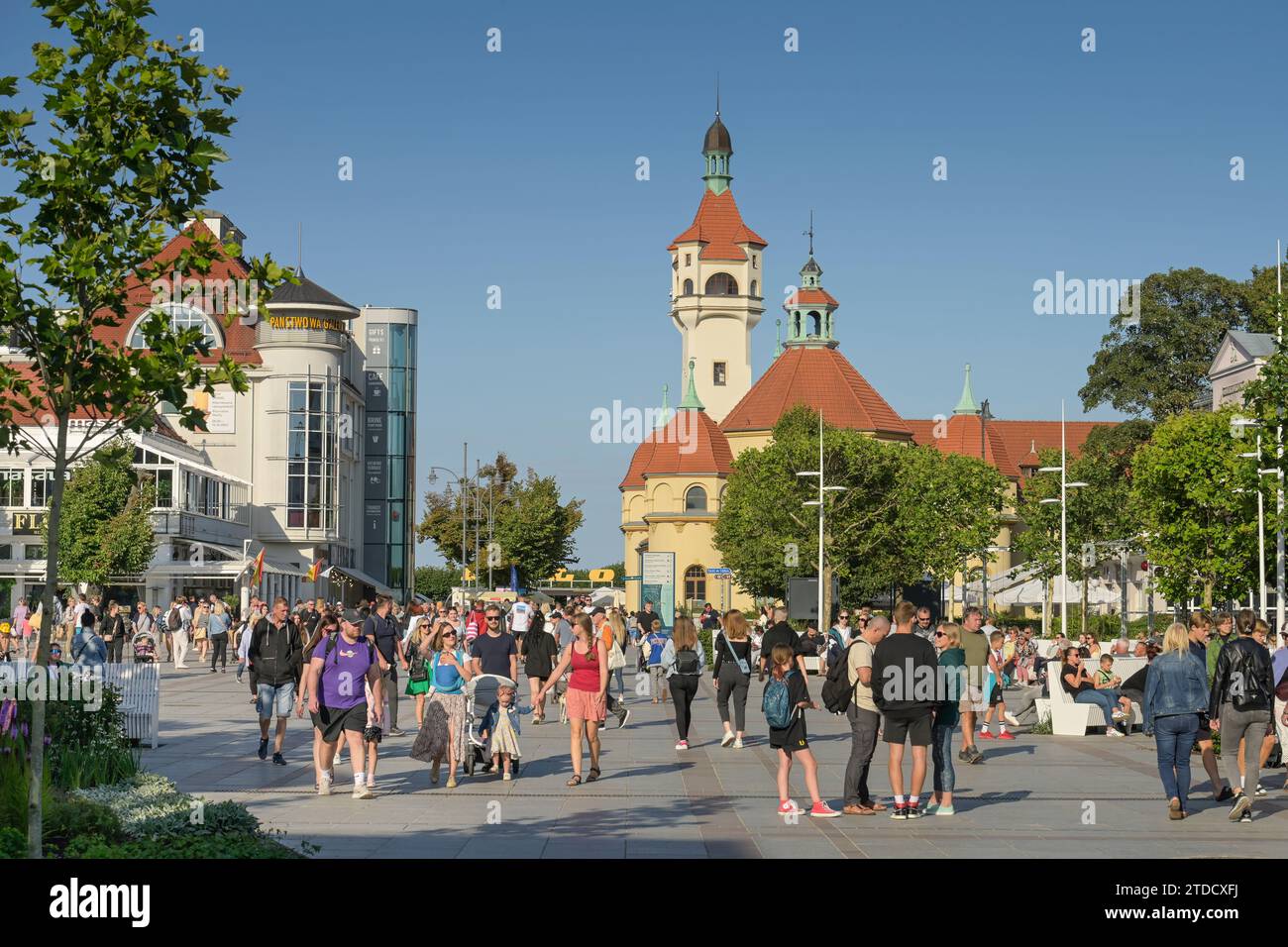 Urlauber auf dem Platz Plac Przyjaciol Sopotu, hinten rechts Leuchtturm - Latarnia Morska w Sopocie mit Therme - Zaklad Balneologiczny, Zoppot, Woiwod Stock Photo