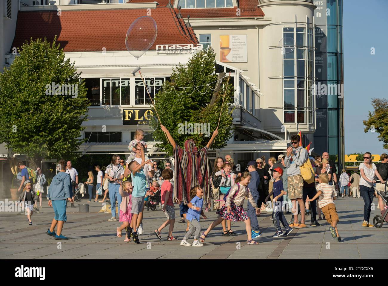 Urlauber auf dem Platz Plac Przyjaciol Sopotu, Kinder, Spiel