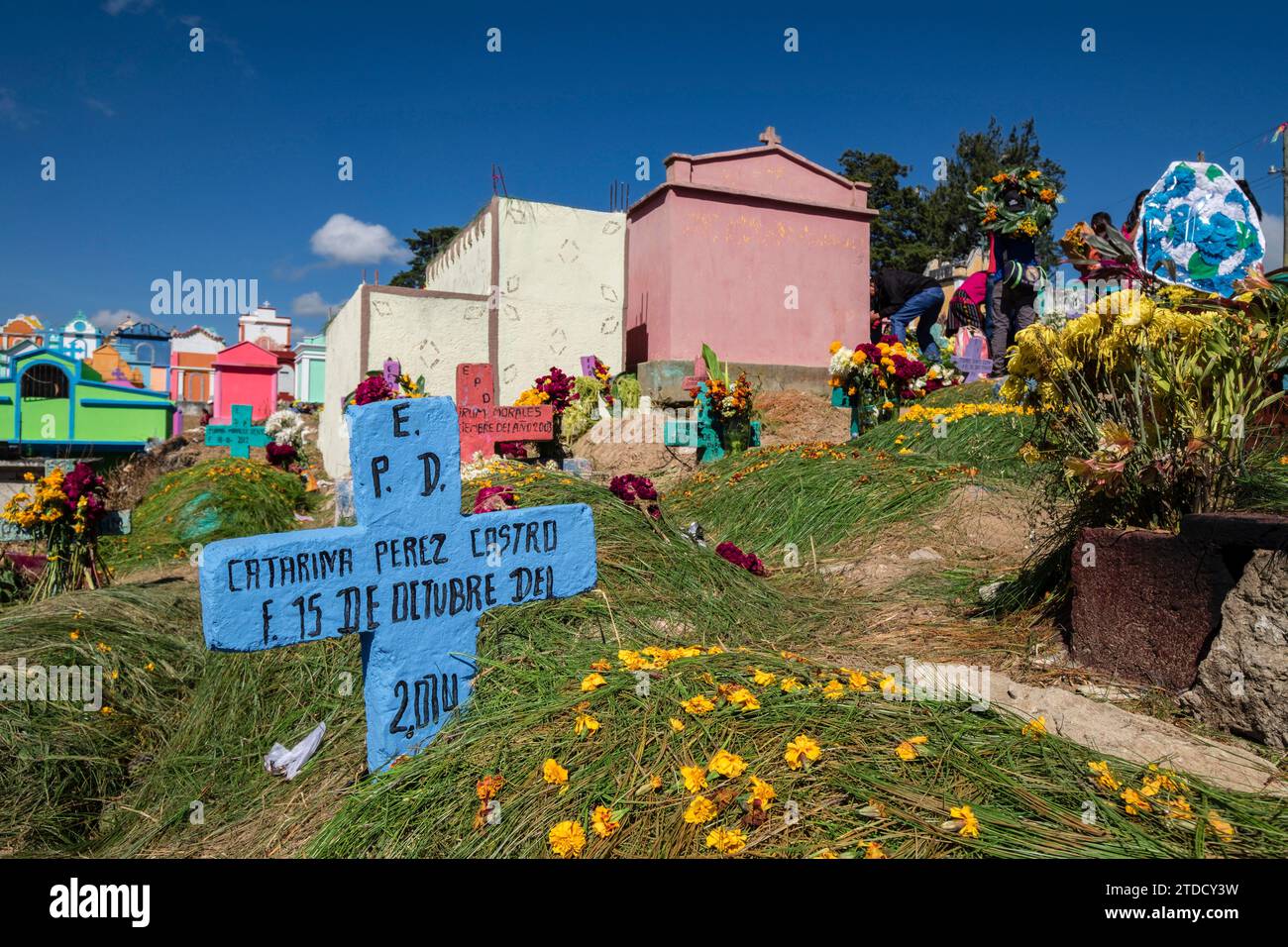 tumbas de colores, celebracion del dia de muertos en el Cementerio