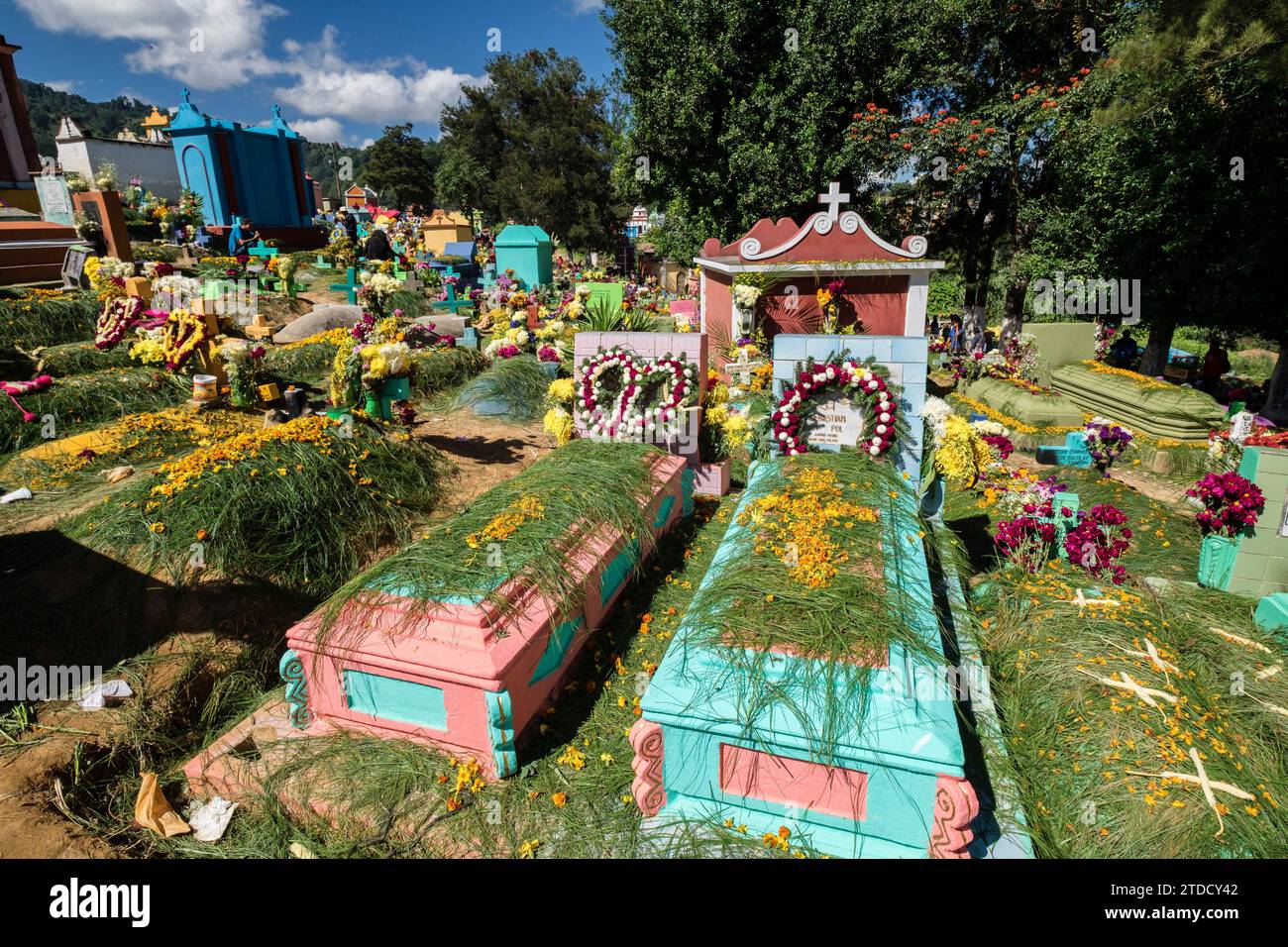 tumbas de colores, celebracion del dia de muertos en el Cementerio