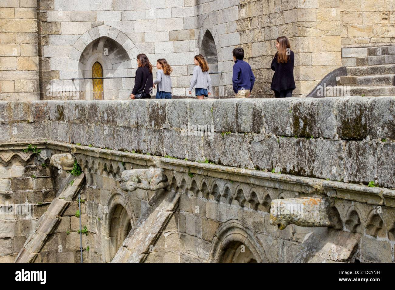 turistas en la terraza superior, catedral de Évora,  Basílica Sé Catedral de Nossa Senhora da Assunção, Évora, Alentejo, Portugal Stock Photo