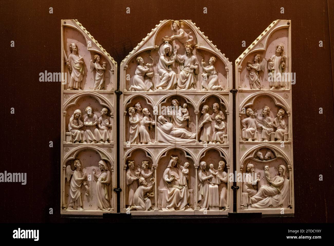 triptico con escenas de la vida y muerte de la virgen Maria, Paris, siglo XII, Fundación Calouste Gulbenkian,  («Fundação Calouste Gulbenkian»), Lisbo Stock Photo