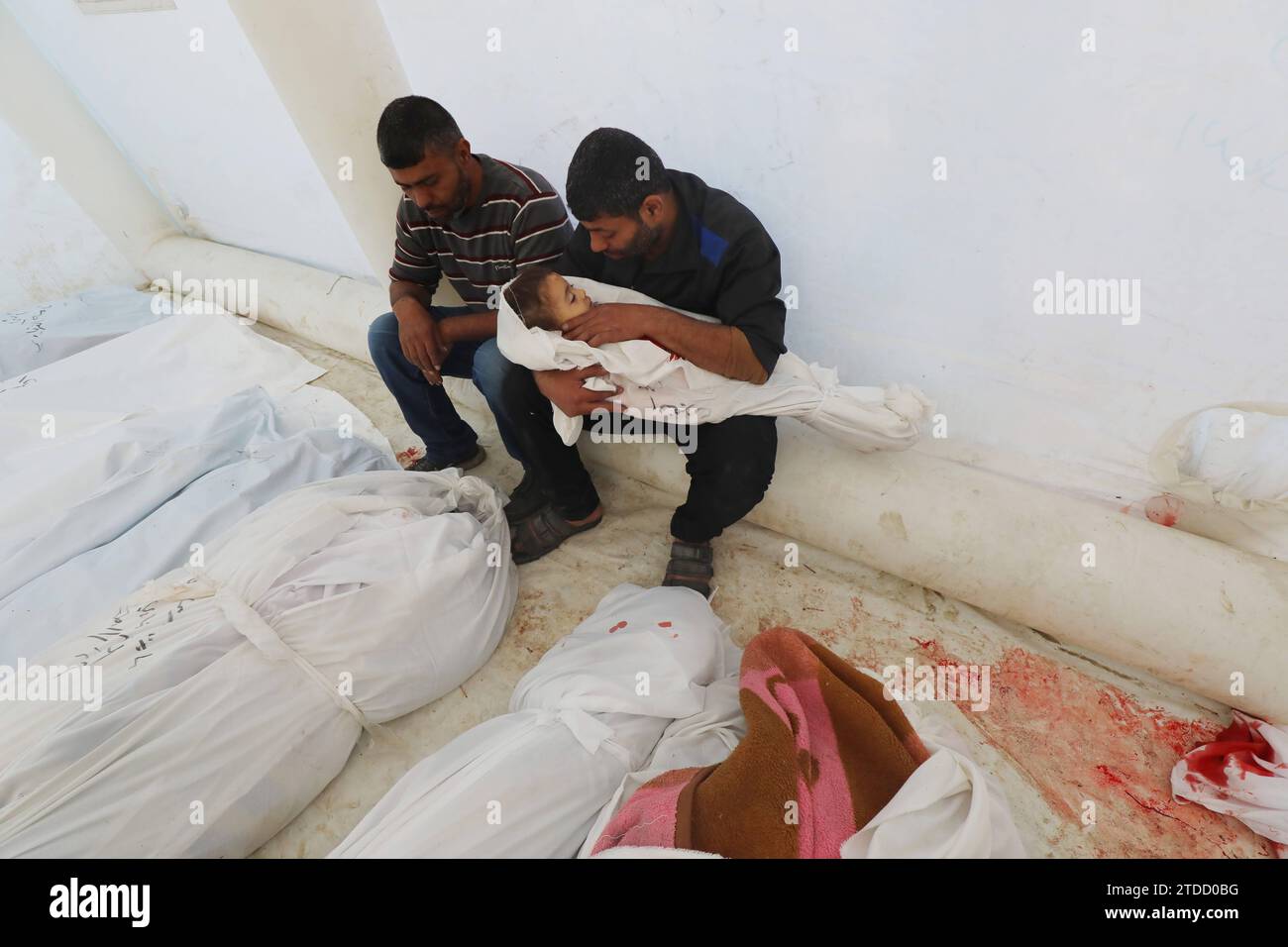 https://c8.alamy.com/comp/2TDD0BG/people-mourn-as-they-collect-the-bodies-of-palestinians-killed-in-airstrikes-people-mourn-as-they-collect-the-bodies-of-palestinians-killed-in-airstrikes-on-december-18-2023-at-al-aqsa-hospital-in-dair-el-balah-gaza-strip-photo-by-omar-ashtawy-apaimages-dair-el-balah-gaza-strip-palestinian-territory-181223-dair-el-balah-osh-0013-copyright-xapaimagesxomarxashtawyxxapaimagesx-2TDD0BG.jpg