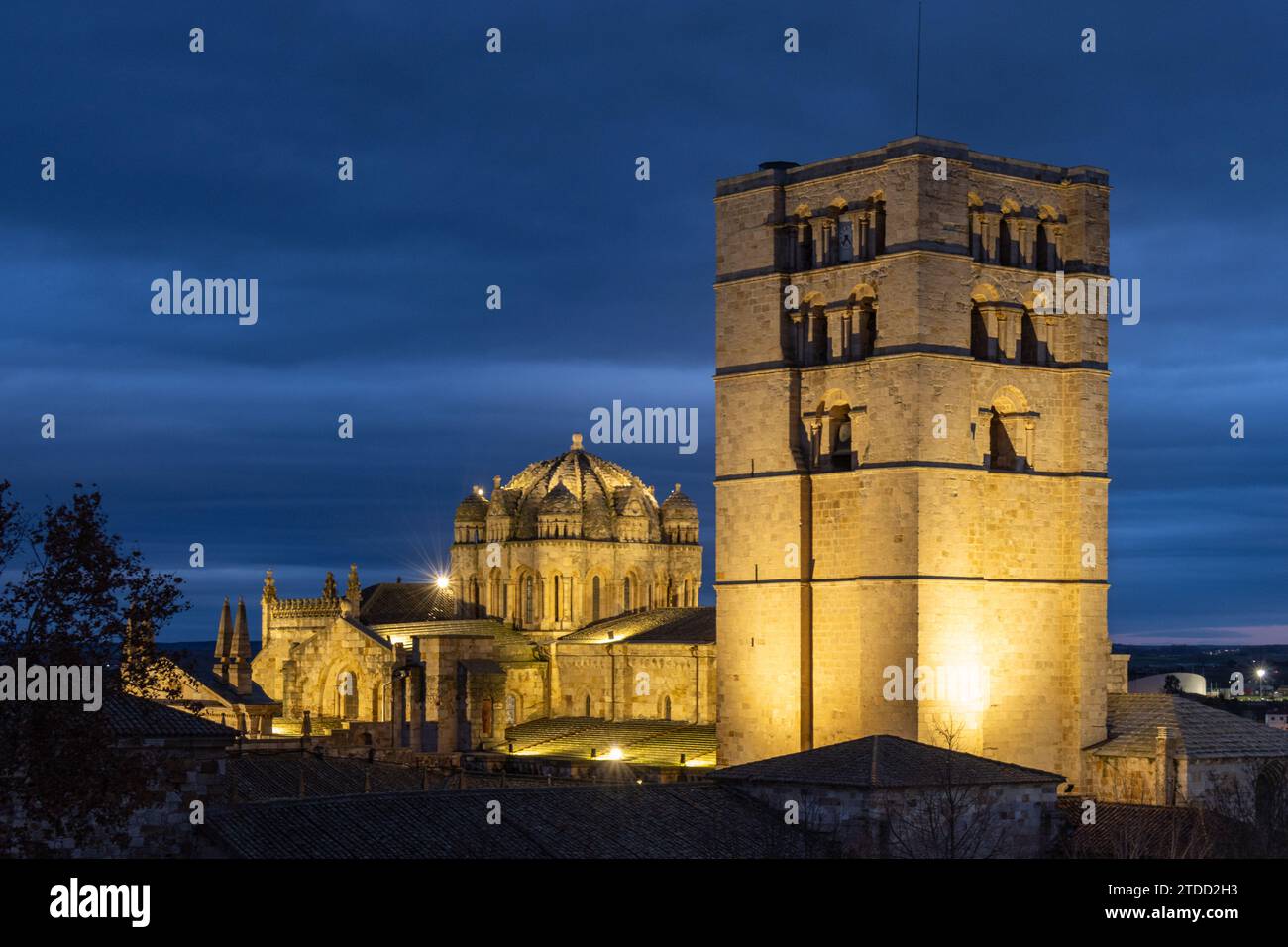 Una almena del castillo de Zamora, es un imponente mirador desde el que contemplar la catedral, espectacular con su iluminación nocturna. España Stock Photo