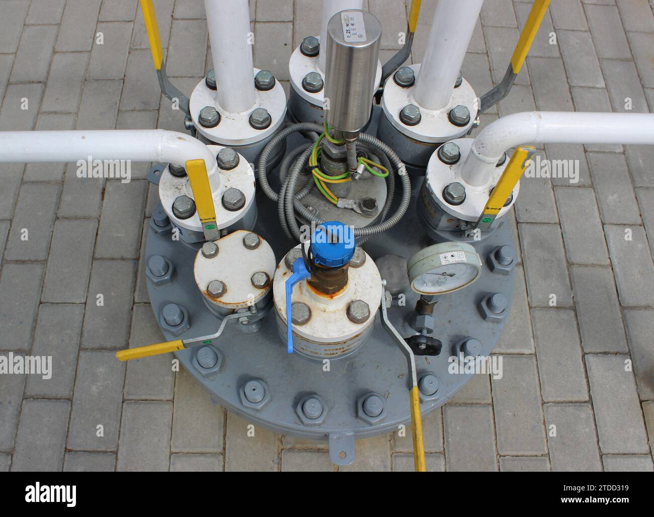 Large gas pump with pressure gauge and distribution pipes of the gas
