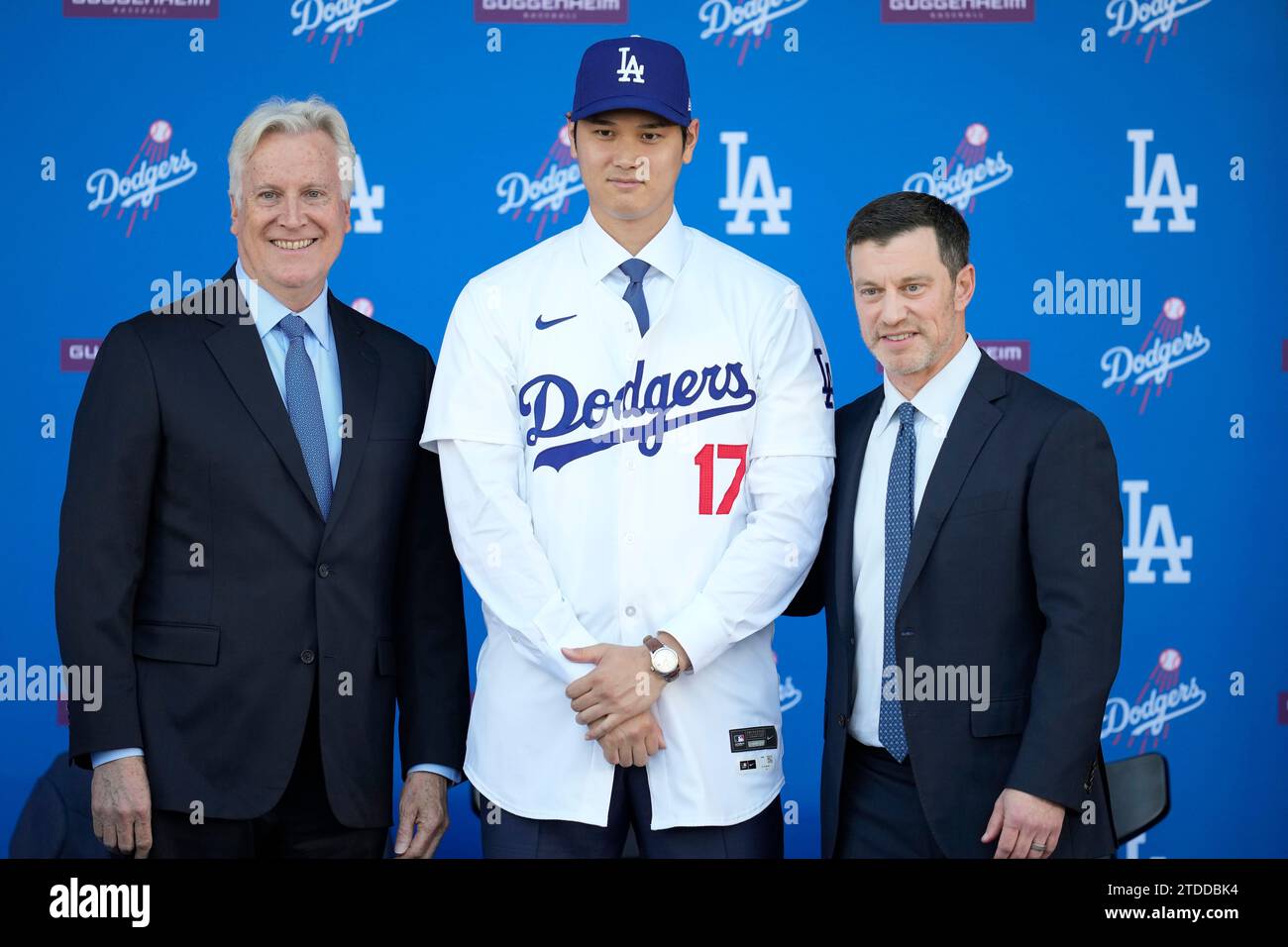 Los Angeles Dodgers' Shohei Ohtani, middle, poses for photos with owner ...