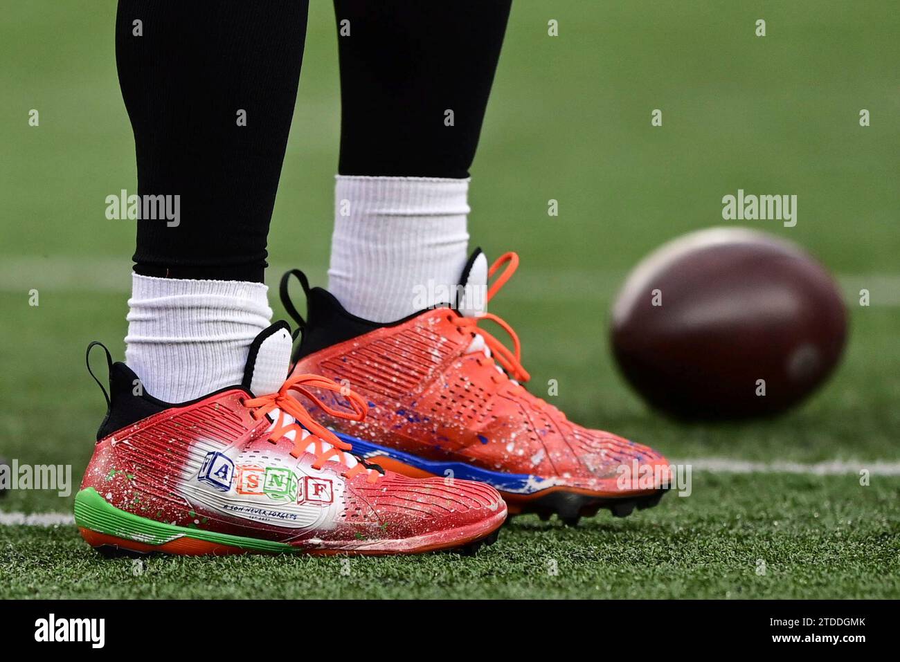 defensive tackle cleats