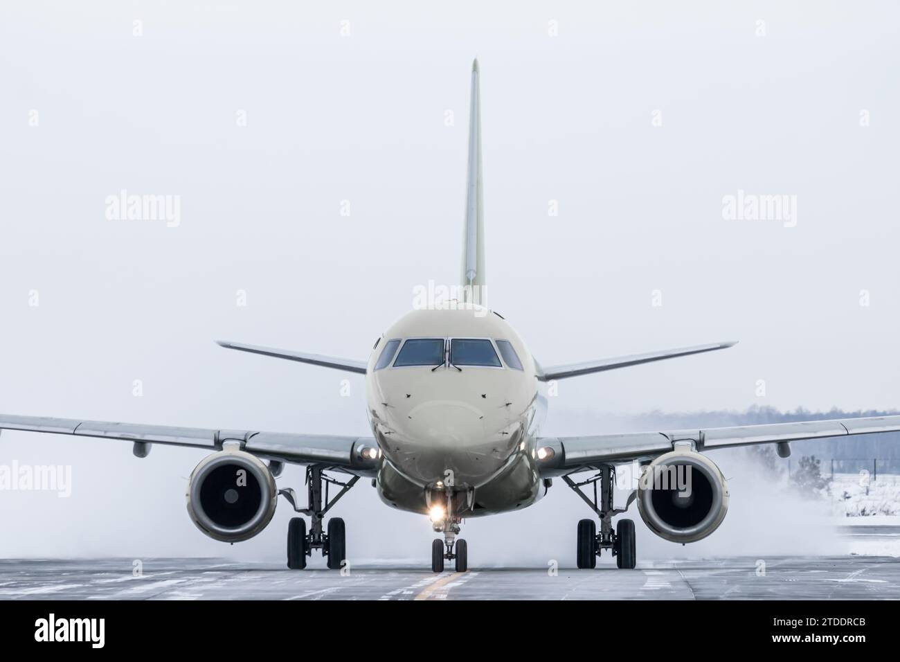 Airplane on taxiway front view hi res stock photography and images Alamy