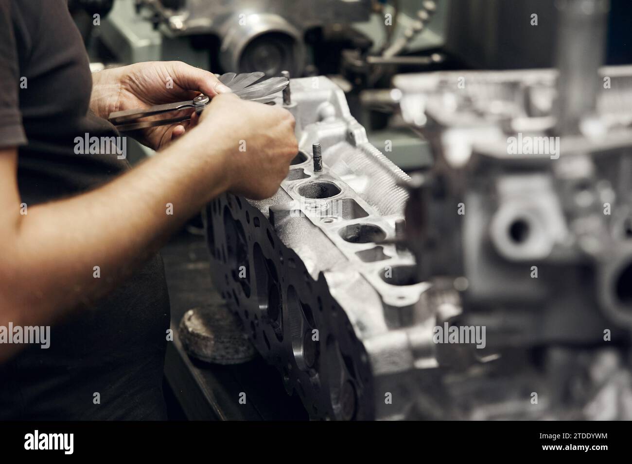 Adjustment of the valves of a disassembled engine in an auto repair
