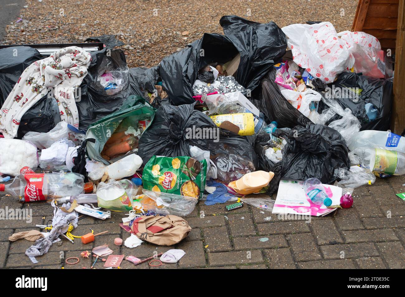 Slough, Berkshire, UK. 16th December, 2023. Household rubbish dumped on ...