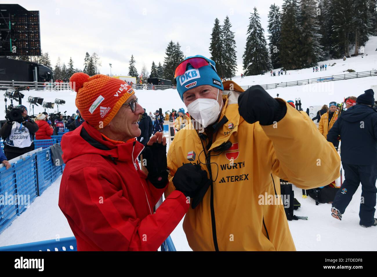 Uros Velepec, Cheftrainer Deutschland freut sich mit Vater Charly Doll über den Sprint-Sieg des Filius, Benedikt Doll (SZ Breitnau/GER) beim IBU Biathlon Weltcup Sprint Herren Lenzerheide 2023 Stock Photo