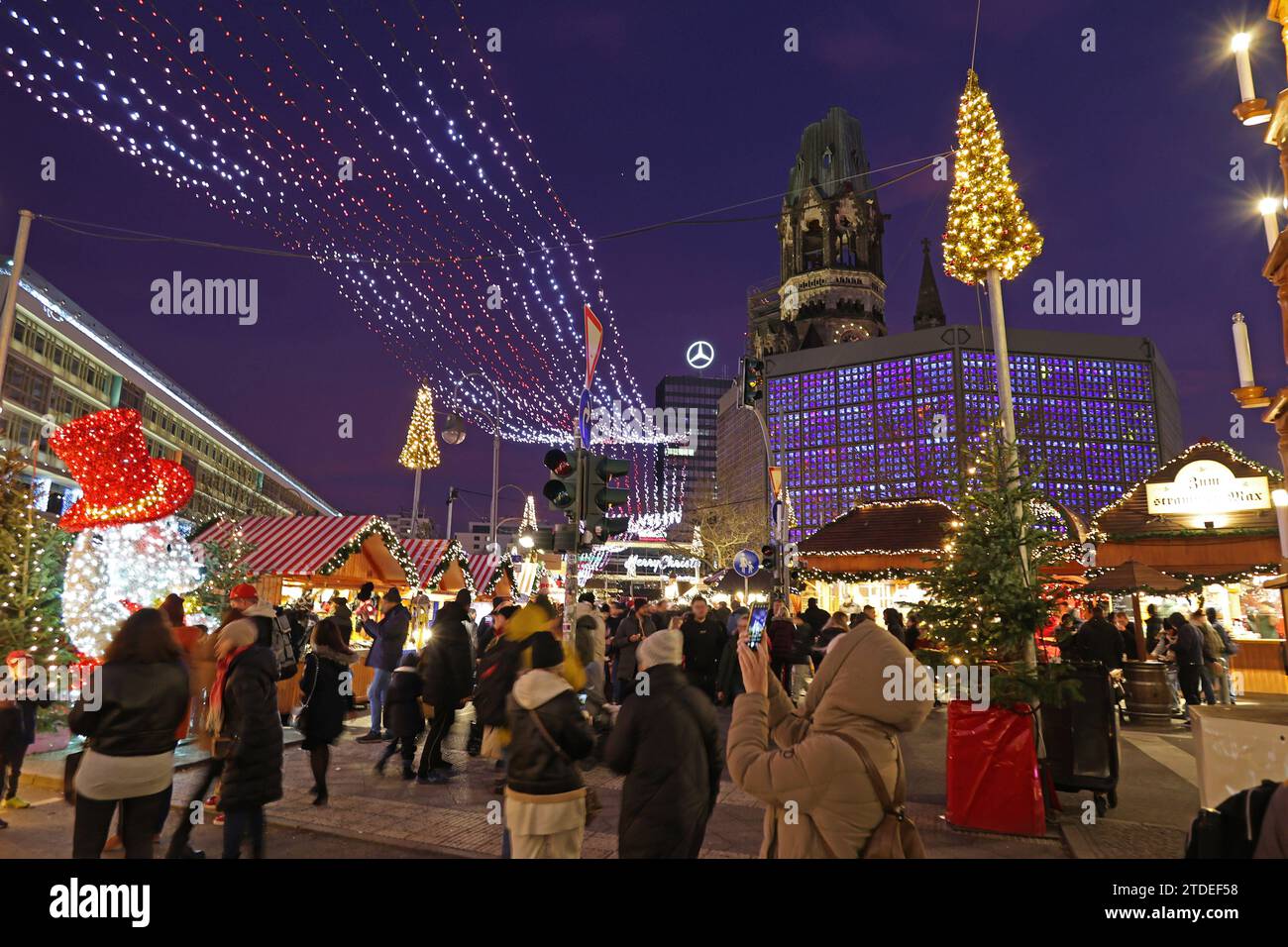 Weihnachtsmarkt auf dem Breitscheidplatz mit der KaiserWilhelmGedaechtniskirche, Berlin