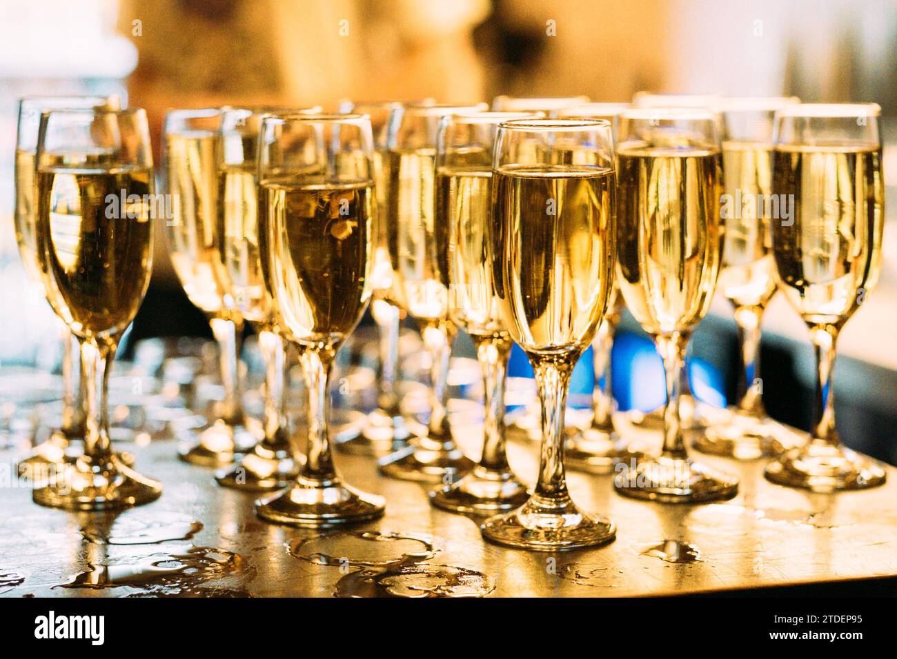 Champagne celebrate hi-res stock photography and images - Alamy