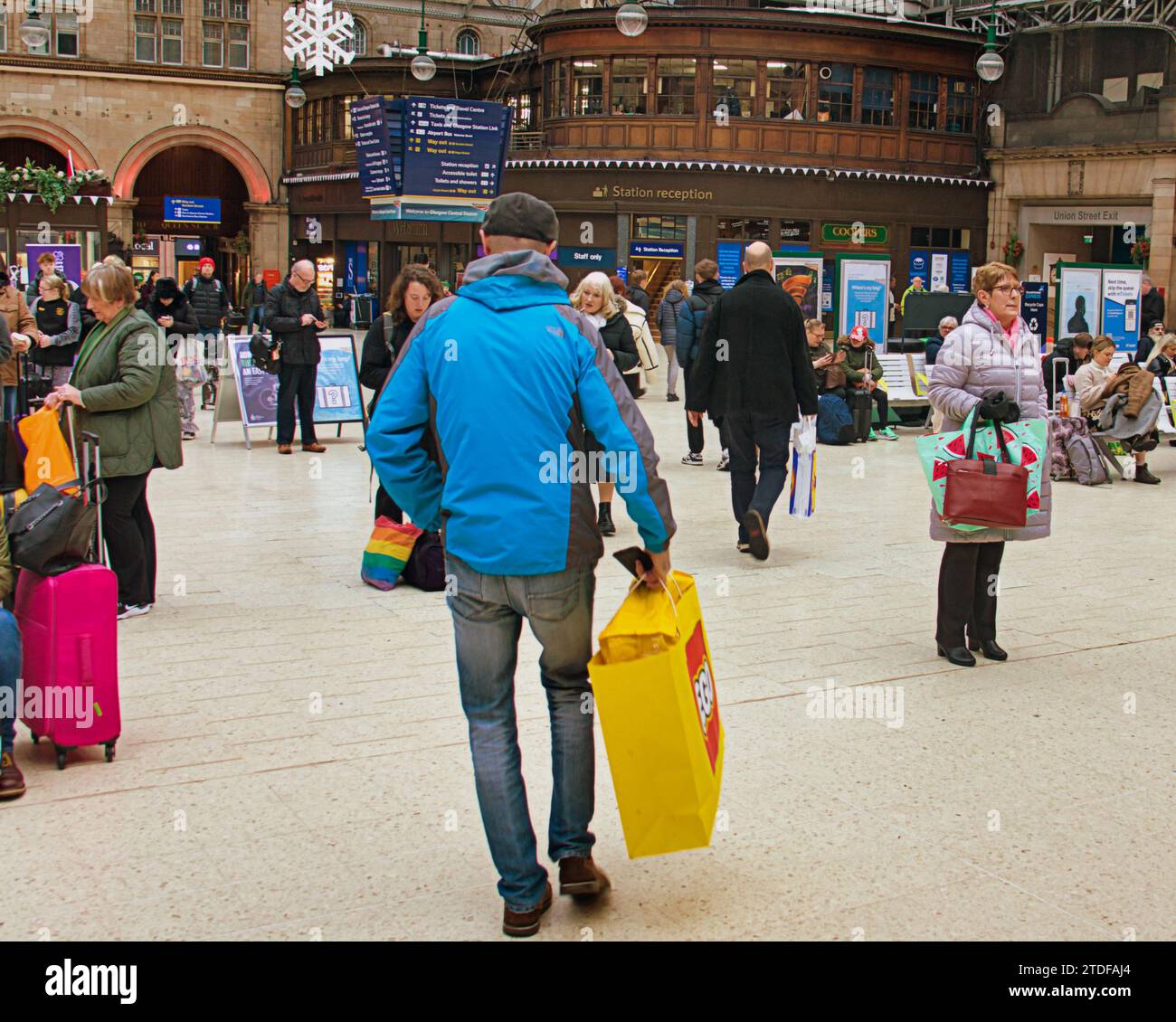 Glasgow, Scotland, UK.18th December, 2023.  Christmas rail getaway at central station  as the concourses packed with people and bags of presents. Credit Gerard Ferry/Alamy Live News Stock Photo