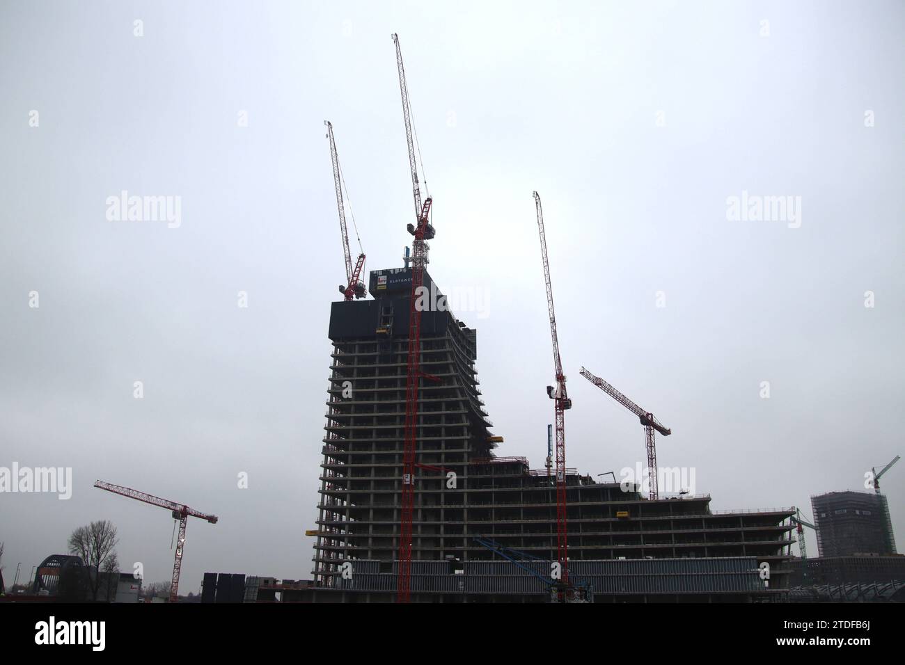 Baustopp am Rohbau des Elbtowers in Hamburg. Gesucht wird ein neuer Investor. *** Construction work on the shell of the Elbtower in Hamburg halted A new investor is being sought Stock Photo