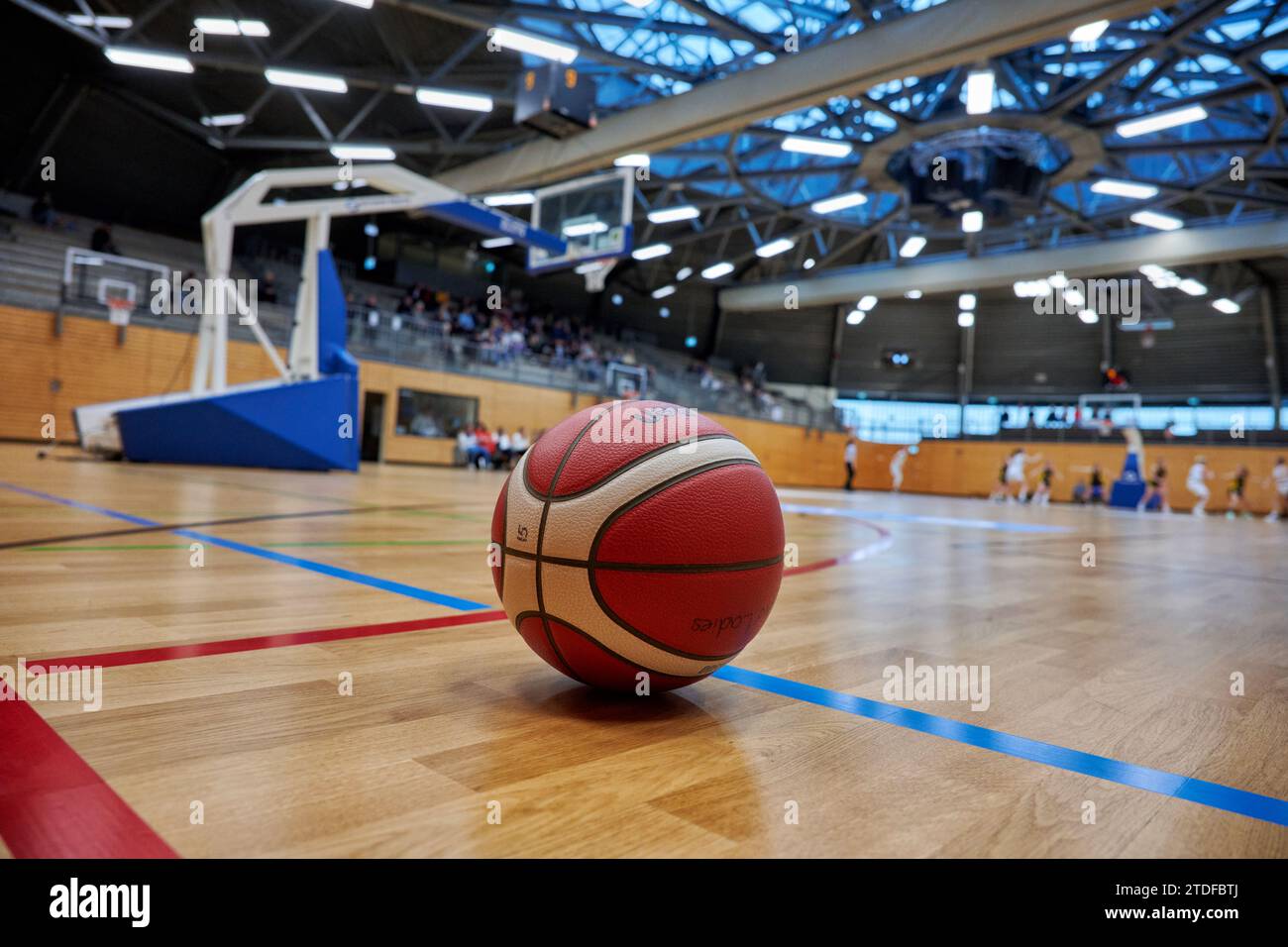 Ein Basketball liegt im Vordergrund während eines Damen Basketballstpiels der Bochumer Astro Ladies gegen den TS Jahn München. Das Spiel findet in der Stock Photo