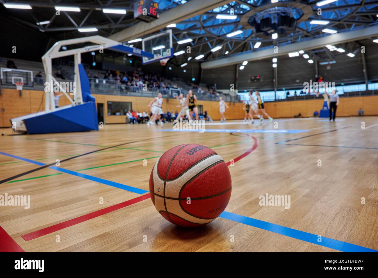 Ein Basketball liegt im Vordergrund während eines Damen Basketballstpiels der Bochumer Astro Ladies gegen den TS Jahn München. Das Spiel findet in der Stock Photo