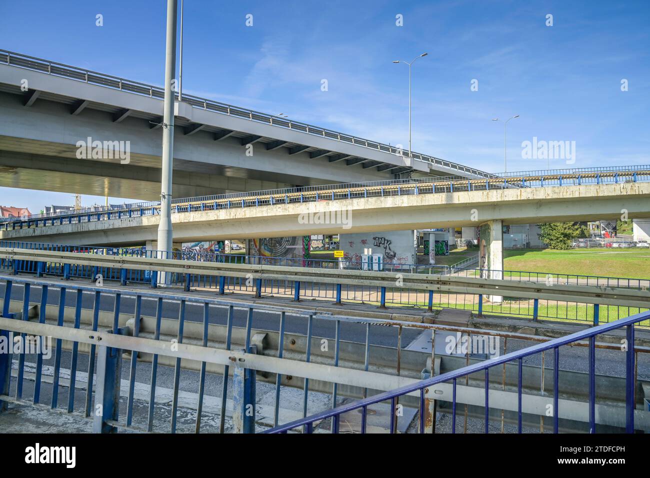 Straße, Betonbrücke, Kreuzung DW 115, Stettin, Woiwodschaft Westpommern, Polen *** Road, concrete bridge, intersection DW 115, Szczecin, West Pomeranian Voivodeship, Poland Stock Photo