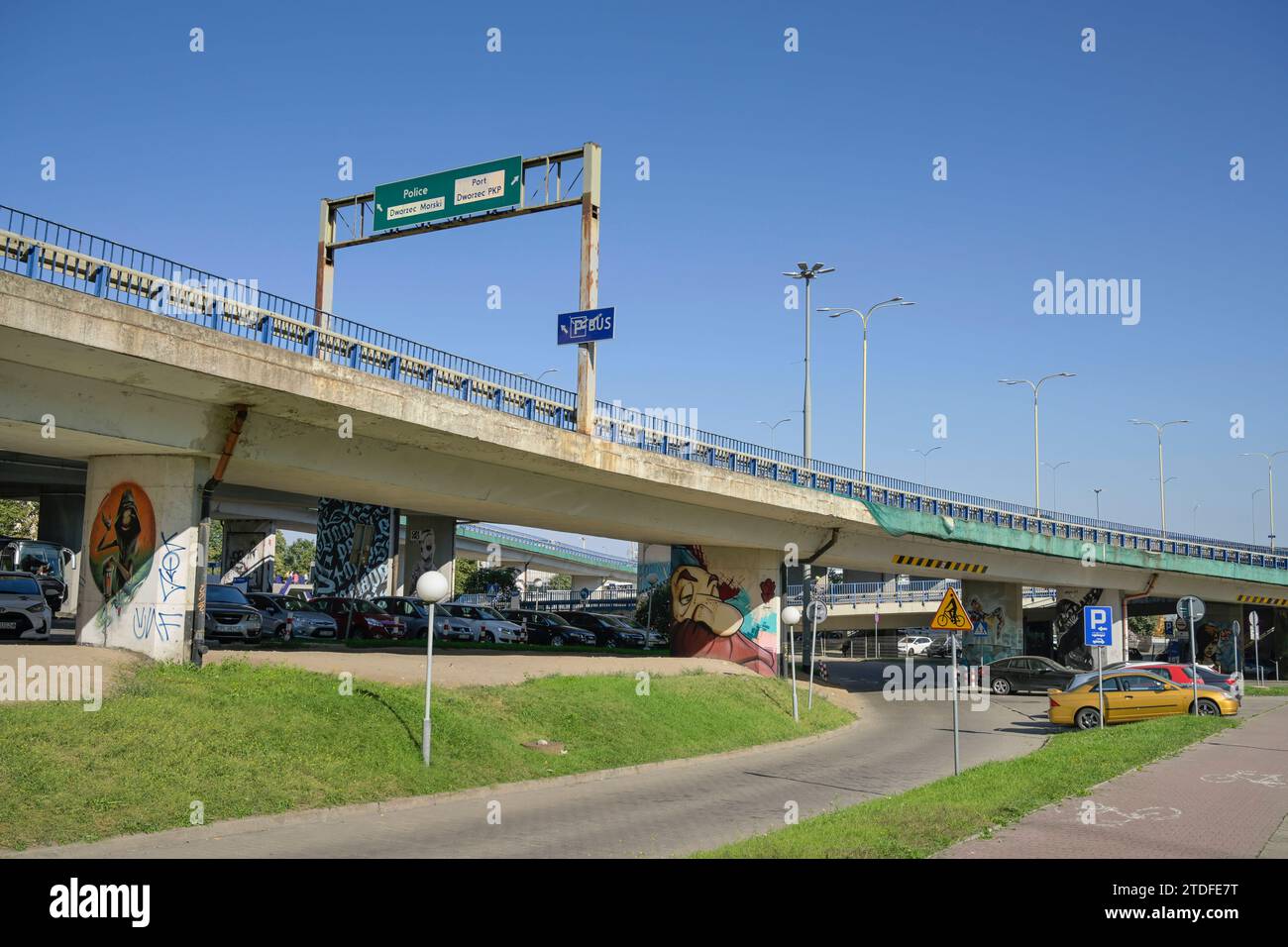 Straße, Betonbrücke, Kreuzung DW 115, Stettin, Woiwodschaft Westpommern, Polen *** Road, concrete bridge, intersection DW 115, Szczecin, West Pomeranian Voivodeship, Poland Stock Photo