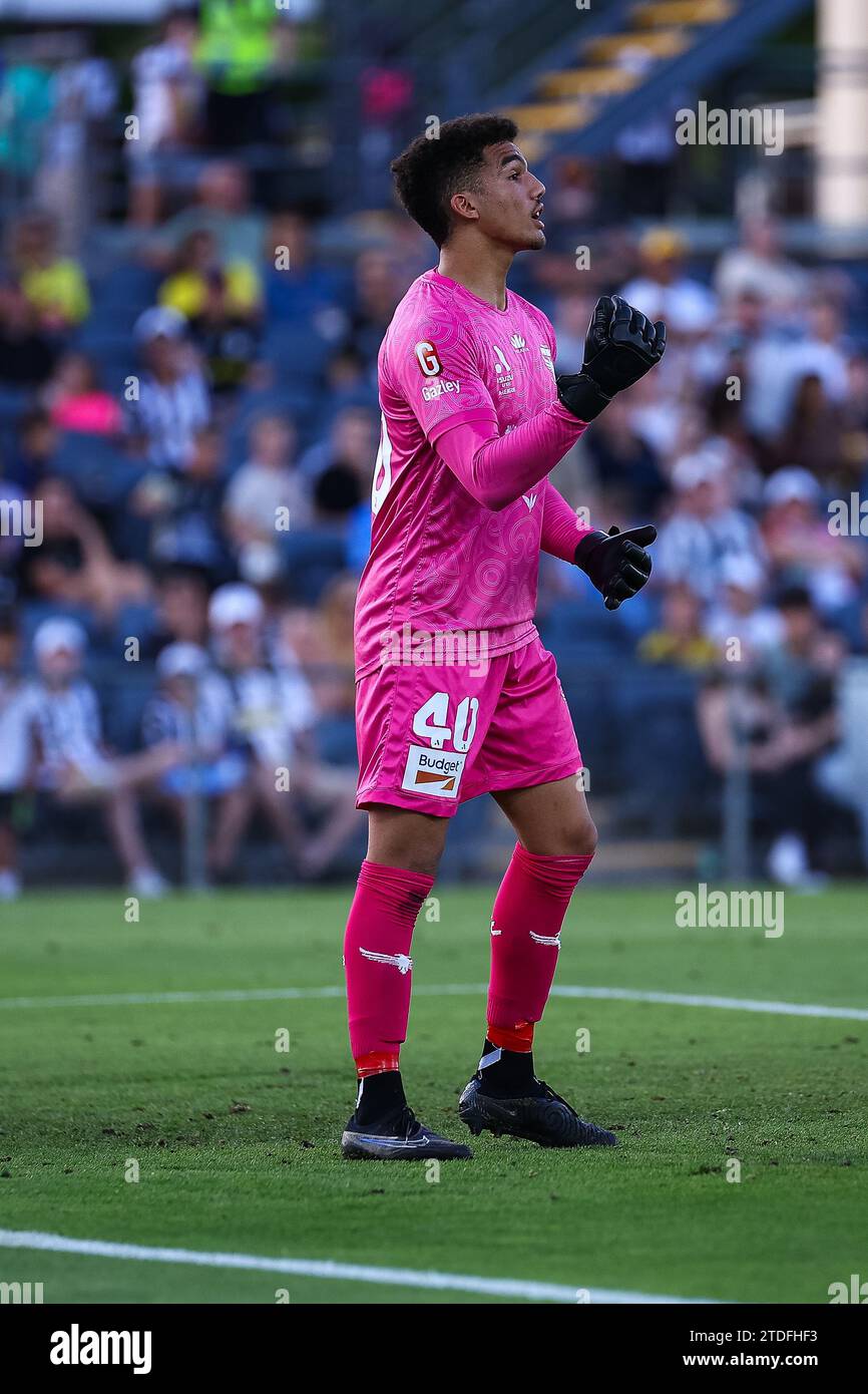 Sydney, Australia. 18th December 2023; Campbelltown Stadium, Sydney, NSW, Australia: A-League Football, Macarthur FC versus Wellington Phoenix; Alex Paulsen of Wellington Phoenix gives instructions at a free kick Credit: Action Plus Sports Images/Alamy Live News Stock Photo