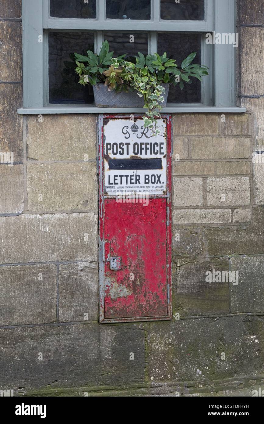 Royal Mail. The Ludlow wallbox. A traditional British wall mounted red letterbox from the reign of George V. Stock Photo