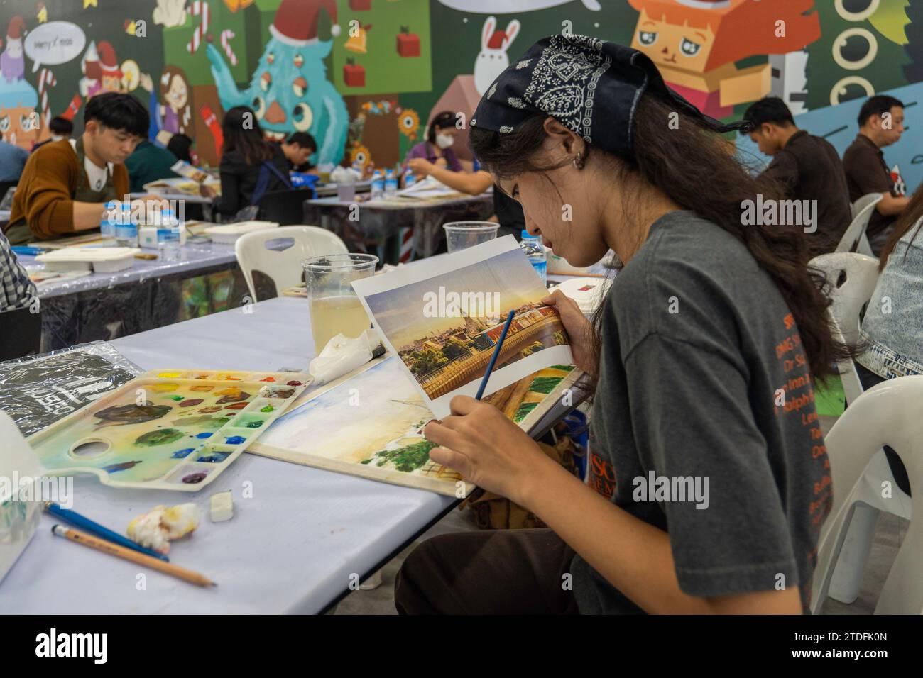 A participant is seen reproducing an image with watercolor painting, at the “BEM Art Contest' watercolor painting contest, at MRT Phahon Yothin station. The “Metro Art” at the MRT Phahon Yothin, developed by Bangkok Expressway and Metro Public (BEM), Bangkok Metro Networks Limited (BMN), and supported by the Tourism Authority of Thailand (TAT) is the new Art Space and Art Destination in the city’s heart as the MRT Phahon Yothin station connects to all areas of Bangkok, where visitors can learn arts in various fields, shop and sell works of art. (Photo by Nathalie Jamois / SOPA Images/Sipa USA) Stock Photo