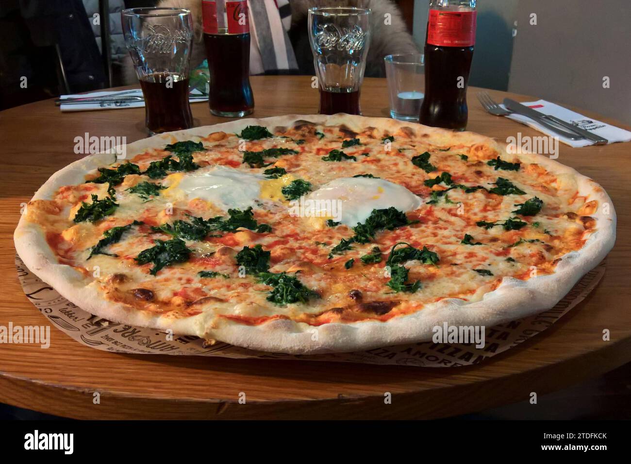 Pizza Braccio di Ferro mit Spinat, Ei, Käse und Knoblauch in der ... Pizza Braccio di Ferro mit Spinat, Ei, Käse und Knoblauch in der ...