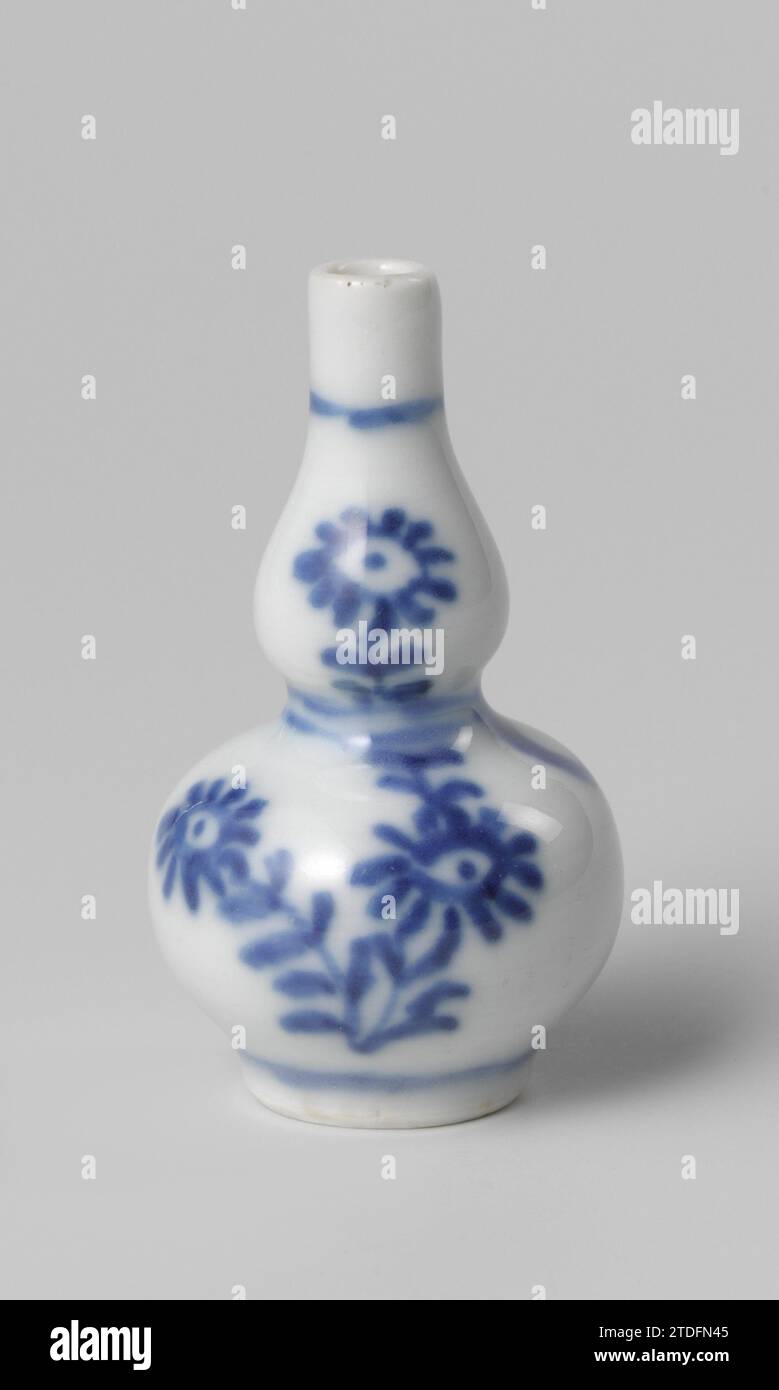 Miniature double-gourd vase with flowering plants, anonymous, c. 1675 - c. 1724 Miniature gourd -shaped vase made of porcelain, painted in underlaze blue. Flowering plants (aster) and a bow on the wall. Blue White. China porcelain. glaze. cobalt (mineral) painting / vitrification Miniature gourd -shaped vase made of porcelain, painted in underlaze blue. Flowering plants (aster) and a bow on the wall. Blue White. China porcelain. glaze. cobalt (mineral) painting / vitrification Stock Photo