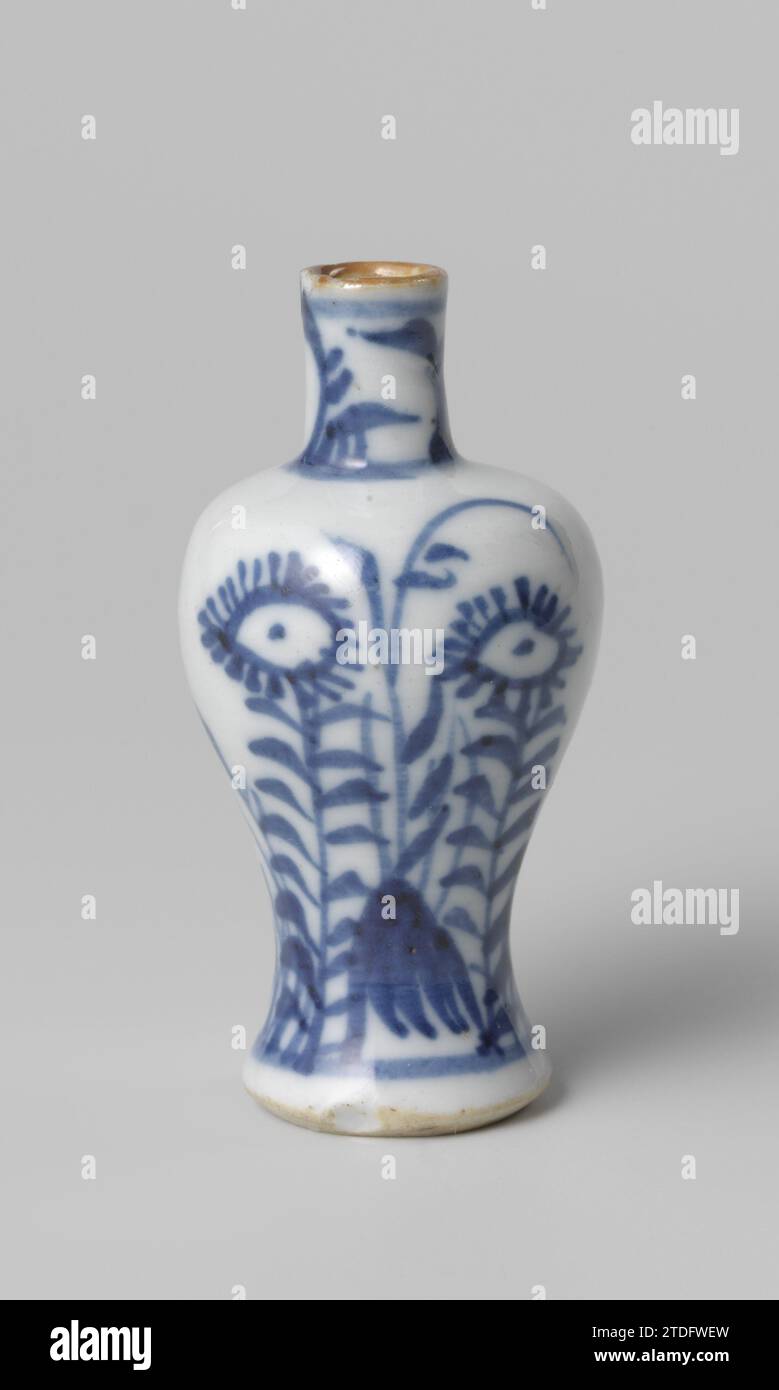 Miniature baluster vase with flowering plants, anonymous, c. 1675 - c. 1724 Miniature Balus -shaped vase of porcelain, painted in underlaze blue. Flowering plants (aster) and loose twigs on the wall. The neck with plants. A chip in the foot. Blue White. China porcelain. glaze. cobalt (mineral) painting Miniature Balus -shaped vase of porcelain, painted in underlaze blue. Flowering plants (aster) and loose twigs on the wall. The neck with plants. A chip in the foot. Blue White. China porcelain. glaze. cobalt (mineral) painting Stock Photo