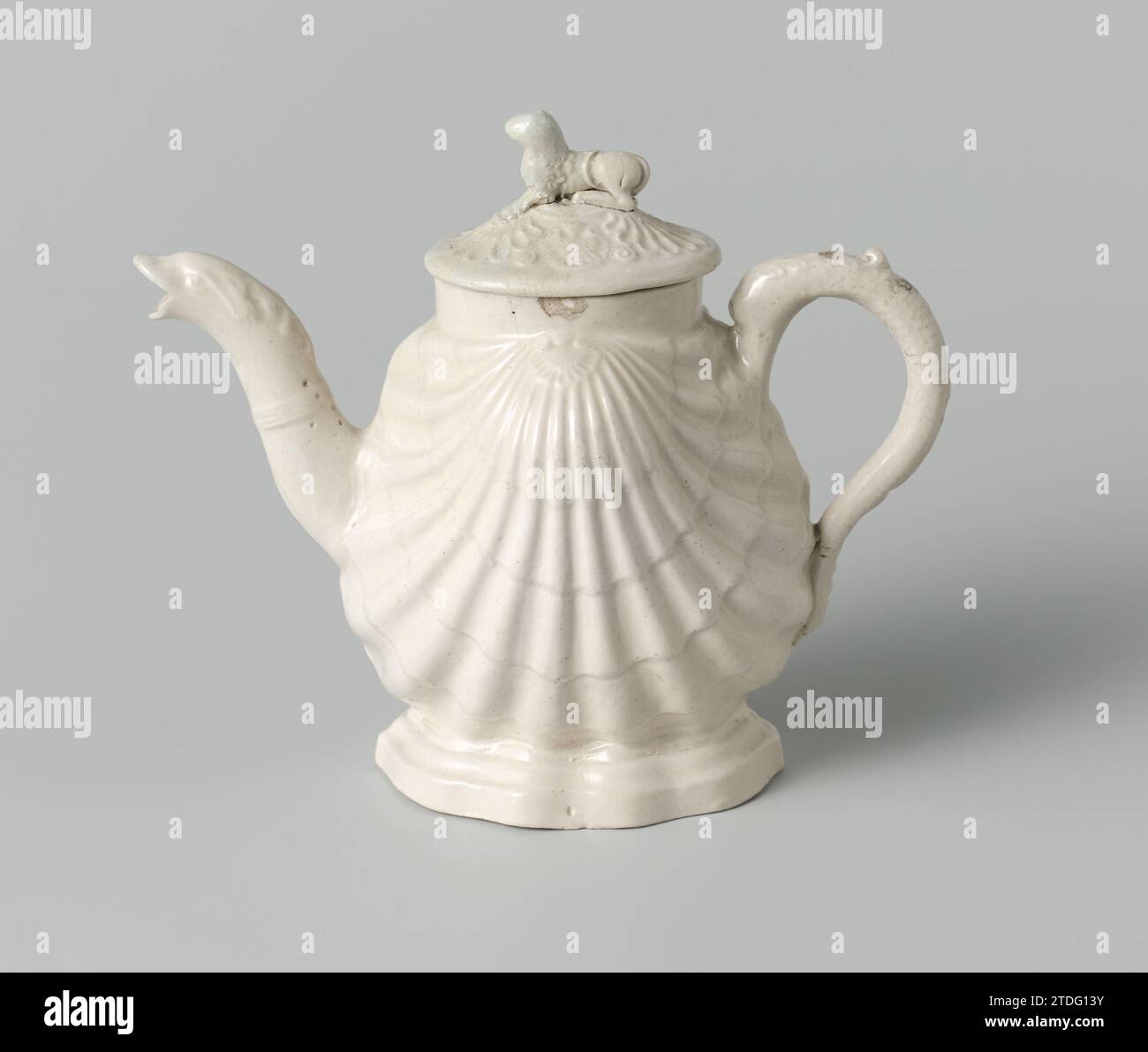 Teapot of white stoneware with salt glaze; Whieldon true, Anonymous, c. 1750 - c. 1760 Teapot of white stoneware with salt glaze. The belly of the pot has the shape of a double shell. The spout is bent and has the head of a fish as a mouth. The ear is C-shaped and has the shape of a dolphin. England stoneware. salt glaze Teapot of white stoneware with salt glaze. The belly of the pot has the shape of a double shell. The spout is bent and has the head of a fish as a mouth. The ear is C-shaped and has the shape of a dolphin. England stoneware. salt glaze Stock Photo