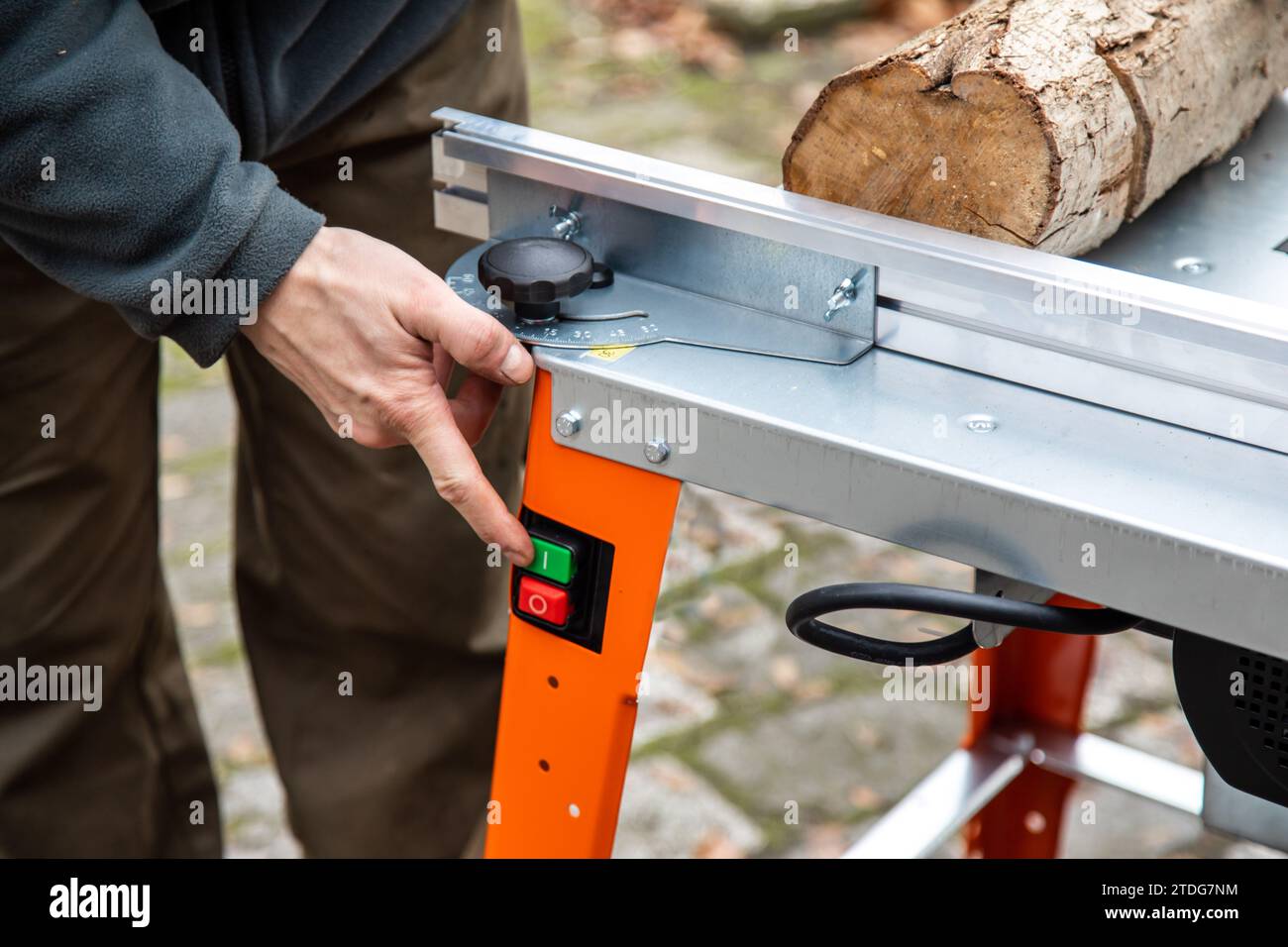 Baumstamm mit einer Kreissäge zerschneiden, Eine Kreissäge bedienen Stock Photo