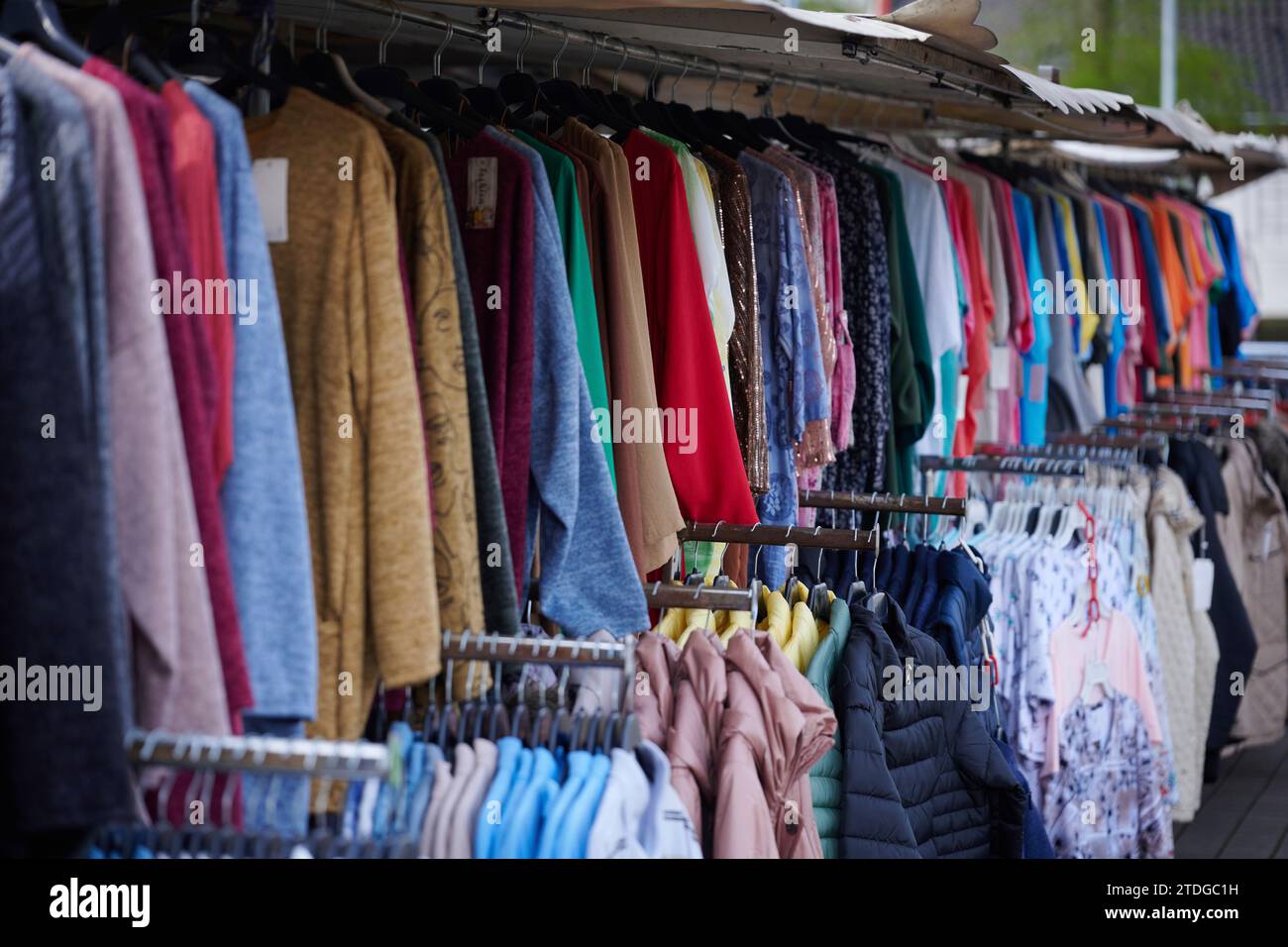 Stand auf einem Wochenmarkt der Kleidung verkauft. Stock Photo