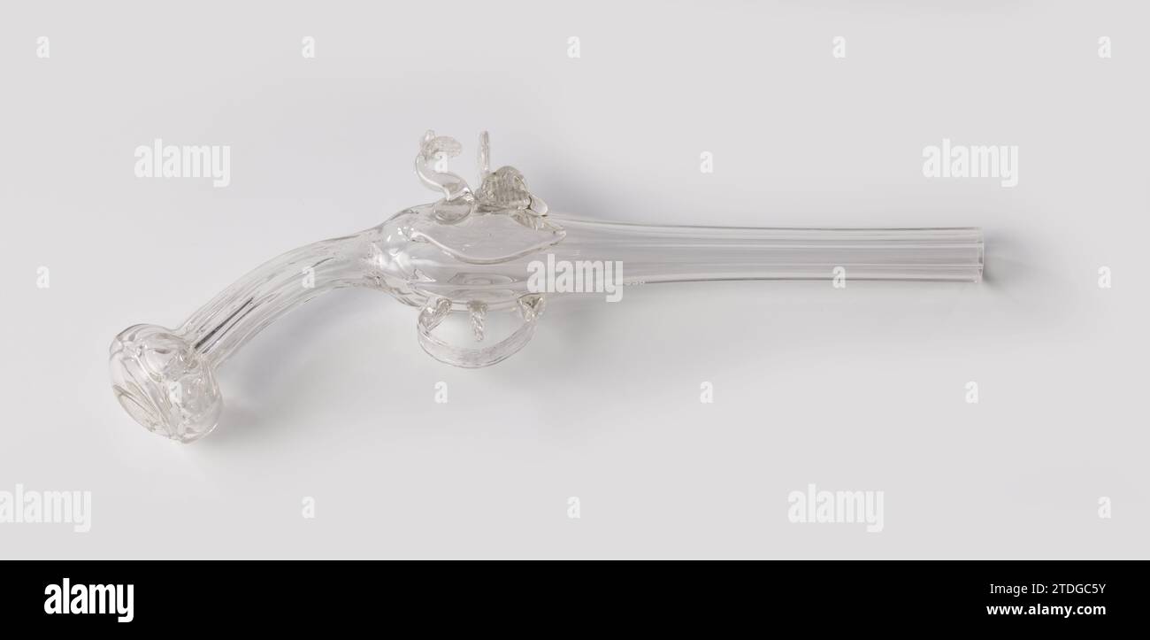 Glass in shape of a gun, anonymous, c. 1650 - c. 1710 The flask with a ...