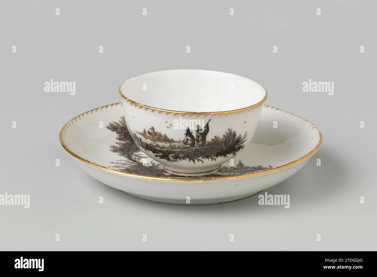Head and saucer with river view, manufacture Oud -Loosdrecht, 1774 - 1784 Porcelain's head and saucer. Painted with a river face with two man figures in the foreground and a large tree. All edges in gold. Loosdrecht porcelain Porcelain's head and saucer. Painted with a river face with two man figures in the foreground and a large tree. All edges in gold. Loosdrecht porcelain Stock Photo