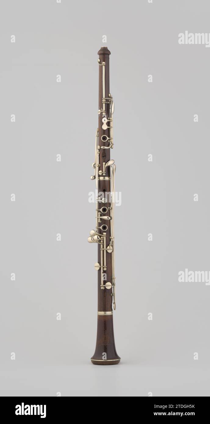 Oboe, Dolnet Lefevre, c. 1850 - c. 1899 Hobo van Rozenhout with twelve silver valves and three open rings. The third gap is double. The finger support is shrewed on the middle part. Marked on the upper part and on the cup: [coat of arms with a crown above it] / dolnet gefevre / & pigis / mantes [in an oval] / dlp / breaking s.g.d.g. Marked on the middle part: [coat of arms with a crown above it] / dolnet gefevre / & pigis / mantes [in an oval] / dlp. In the original suitcase, covered with textiles on the outside and purple velvet on the inside.  rosewood (wood). silver (metal). koffer: leather Stock Photo