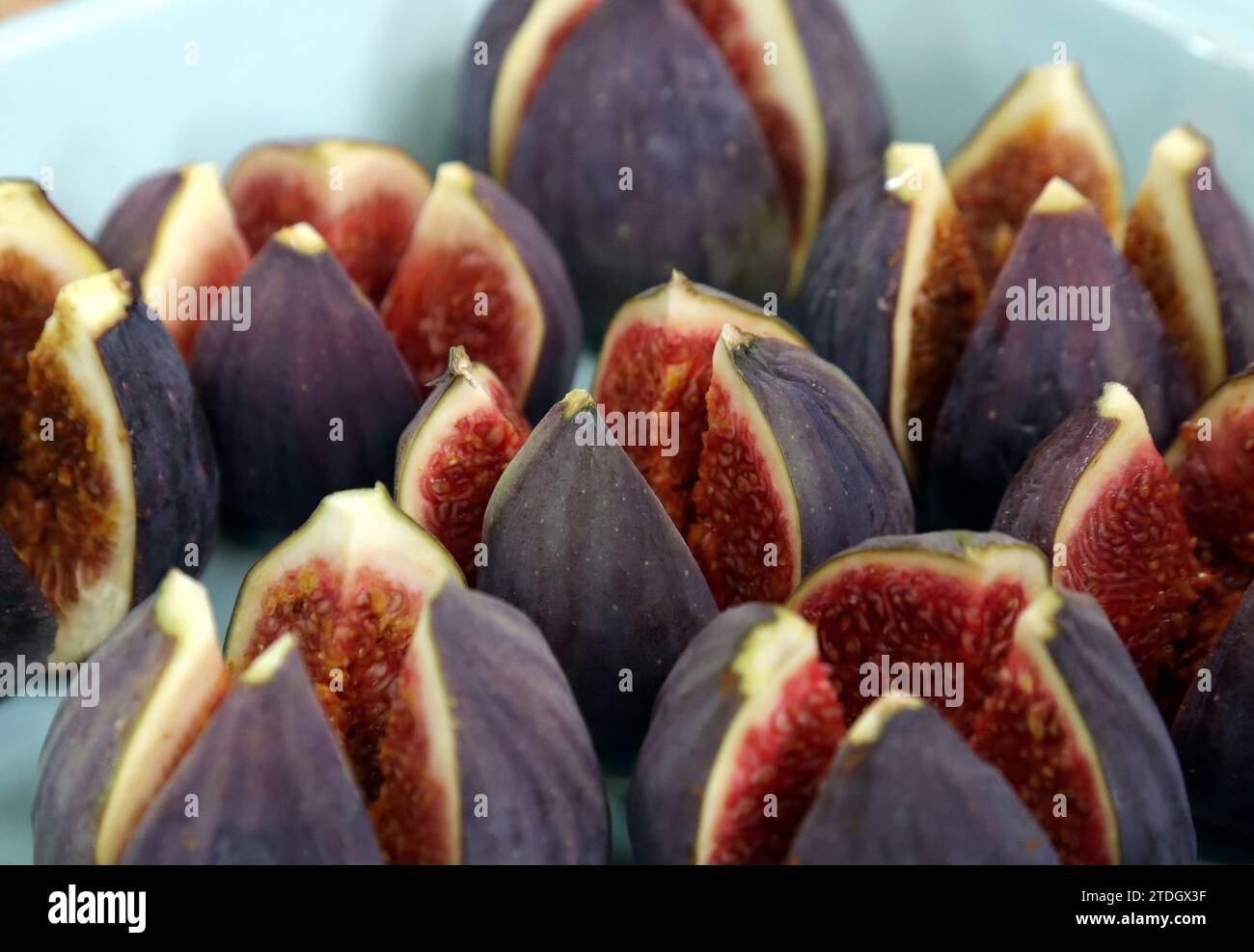 Raw ripe figs (ficus carica) cross cut open Stock Photo - Alamy