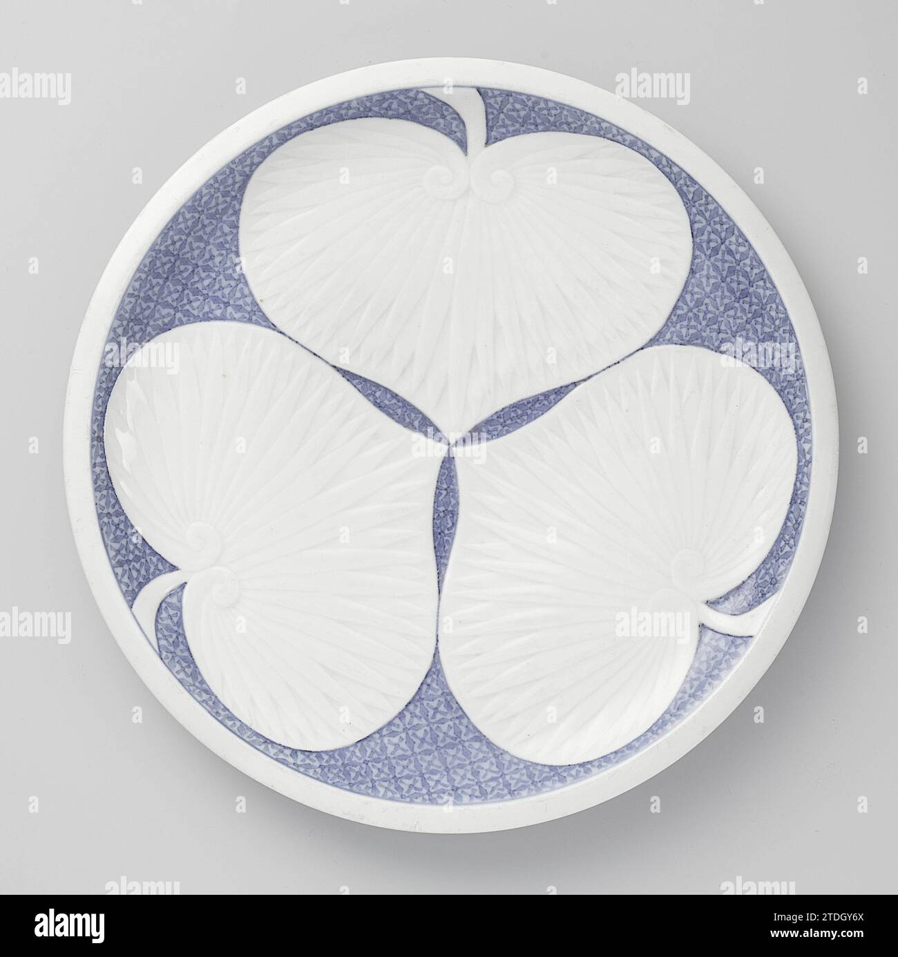 Plate with three hollyhock leaves in relief in a ground of diaper pattern, anonymous, anonymous, c. 1800 - c. 1899 Plate of porcelain, painted in underlaze blue. On the front three holly rose leaves (AOI) in relief against a background of slab in under -glaze blue. Three prenes on the bottom. Old label on the bottom with 'Hirado-Yaki/ 18-T, [?]' And '266 III 35'. Blauw-Wit Hirado. Japan porcelain. glaze. cobalt (mineral) painting / vitrification Plate of porcelain, painted in underlaze blue. On the front three holly rose leaves (AOI) in relief against a background of slab in under -glaze blue. Stock Photo