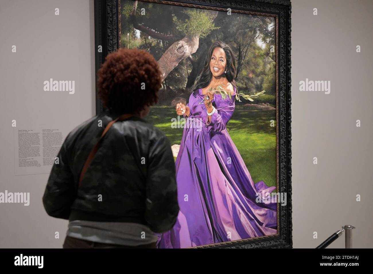 Washington, USA. 18th Dec, 2023. Oprah Winfrey's portrait painted by artist Shawn Michael Warren is display at the Smithsonian's National Portrait Gallery during an exhibition “Commissioned Portrait of Oprah Winfrey” today on December 18, 2023 at National Portrait Gallery/Smithsonian in Washington DC, USA. (Photo by Lenin Nolly/Sipa USA) Credit: Sipa USA/Alamy Live News Stock Photo