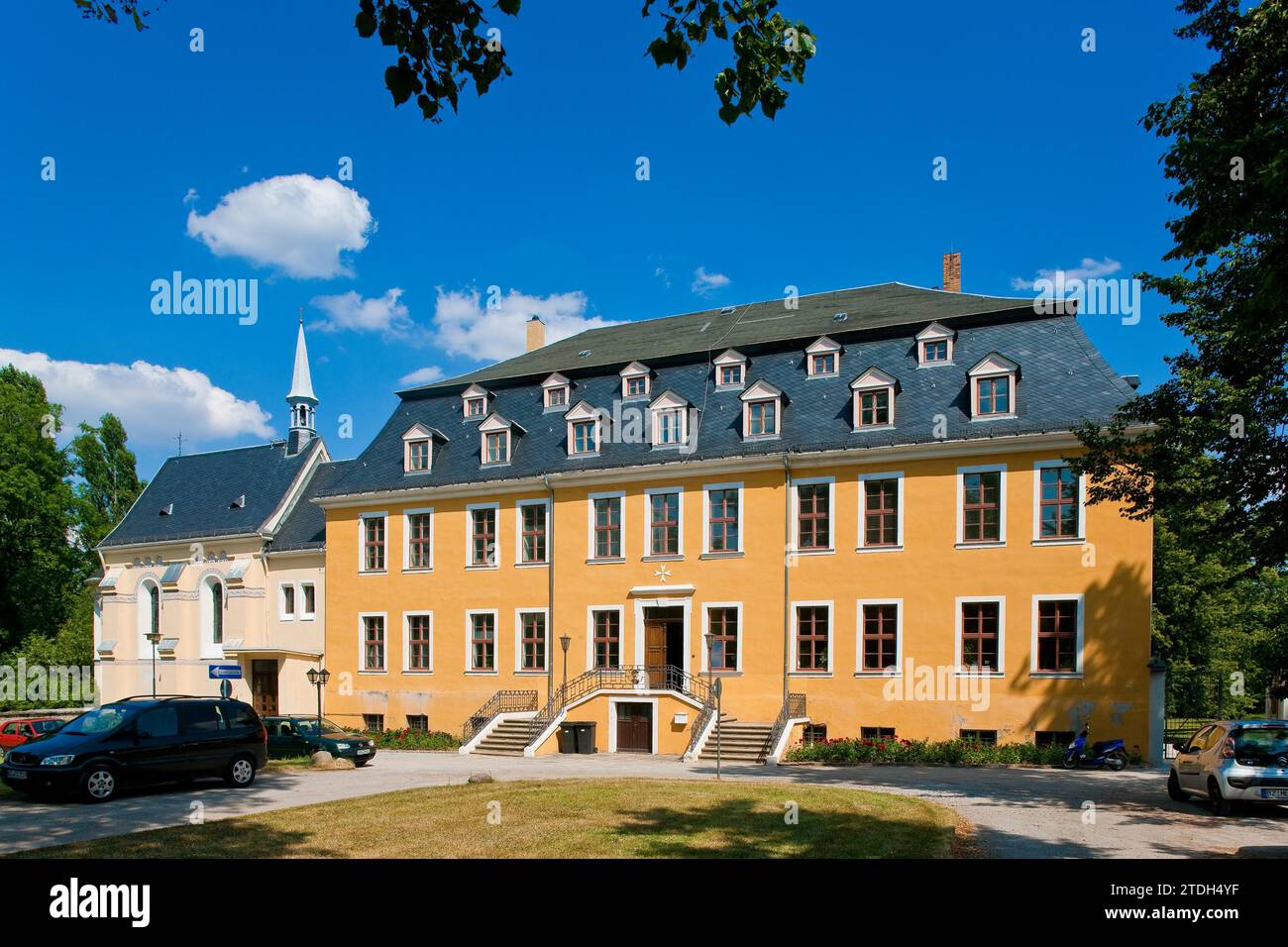 Räckelwitz Castle is a baroque manor house with nine axes and an open