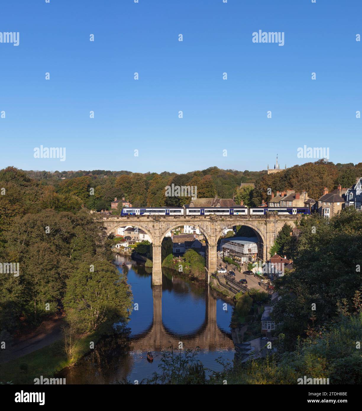 northern-rail-class-170-turbostar-train-crossing-the-viaduct-over-the