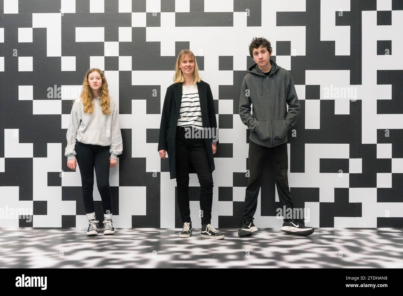A family enjoying the Beyond the Streets exhibition at the Saatchi Gallery in London Stock Photo