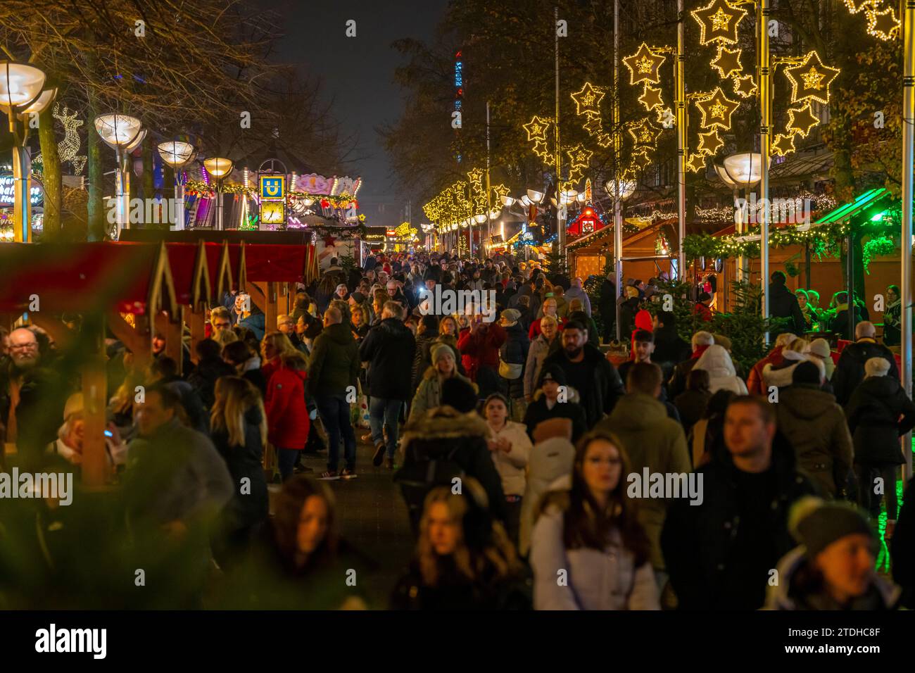 Christmas market on Königsstraße in the city centre of Duisburg, preChristmas season, Christmas