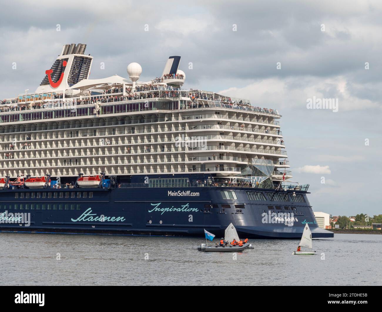  The Mein Schiff 6 (TUI Cruises) sailing away from the Cruise Terminal Illustration 