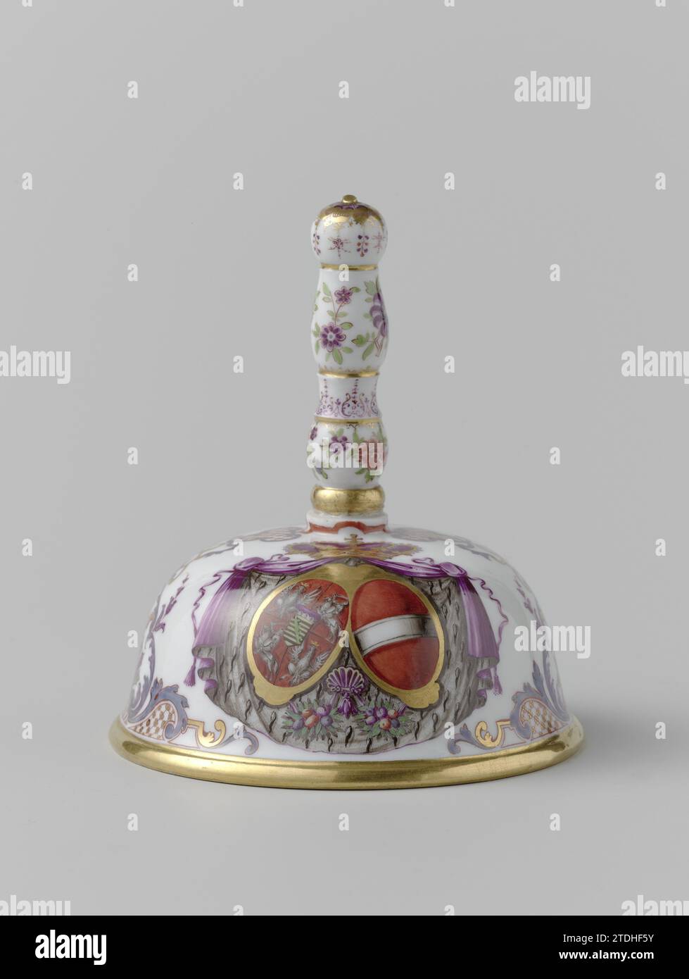 Hand bell with the alliance Arms of Frederick Augustus ii of Saxony and Maria Josepha of Austria, Meissener Porzellan Manufaktur, c. 1728 Table bell made of painted porcelain. The bell is half -ball and has a profiled handle. The bell is painted on both sides with a royal crown with an ermine cloak, on which the alliance weapon Friedrich August III (1696-1763) and Maria Josepha van Habsburg (1699-1757) on the other side, a mirror monogram on the other. Leaf and band work runs between the heraldic representations on both sides. The bell is a copy to a Viennese du Paquier-Bel. The bell is not ma Stock Photo