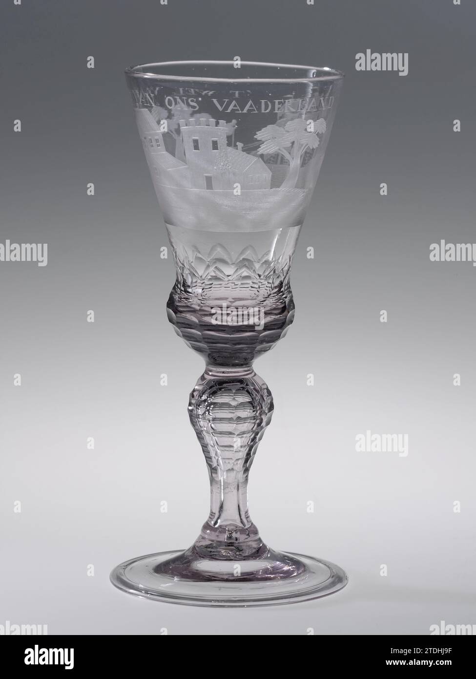 Bokaal with a three -mast and the inscription: 't Well.vaaren van Ons Vaaderland, Anonymous, c. 1725 - c. 1750 Bokaal on faceted baluster tribe. The chalice is thickened and faceted from below. On the chalice some houses and a merchantman above which: 't Wel.vaaren from our Vaaderland. Glassblower: Glücksburgnorthern Netherlands glass glassblowing Bokaal on faceted baluster tribe. The chalice is thickened and faceted from below. On the chalice some houses and a merchantman above which: 't Wel.vaaren from our Vaaderland. Glassblower: Glücksburgnorthern Netherlands glass glassblowing Stock Photo