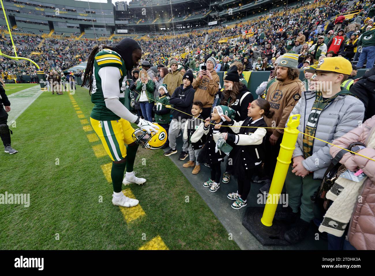 Green Bay Packers linebacker De’Vondre Campbell (59) greets his family