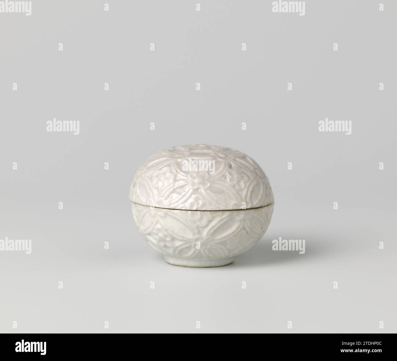 Round-bodied box with continuous flower motif in relief, anonymous, c ...