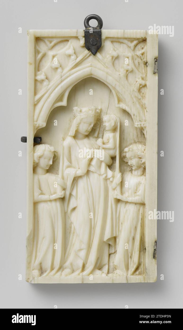 Left wing of a diptych, Virgin and Child flanked by Angels, anonymous, c. 1350 Under a gothic three -lobe pointed arch, Maria stands between two torch -bearing angels with the child on the left arm, which holds his mother's veil with the left hand and with the right hand. Maria has a fruit in the right hand. Copper eye at the top. Fragment of a lock. Ile-de-France ivory. copper (metal) cutting Under a gothic three -lobe pointed arch, Maria stands between two torch -bearing angels with the child on the left arm, which holds his mother's veil with the left hand and with the right hand. Maria has Stock Photo