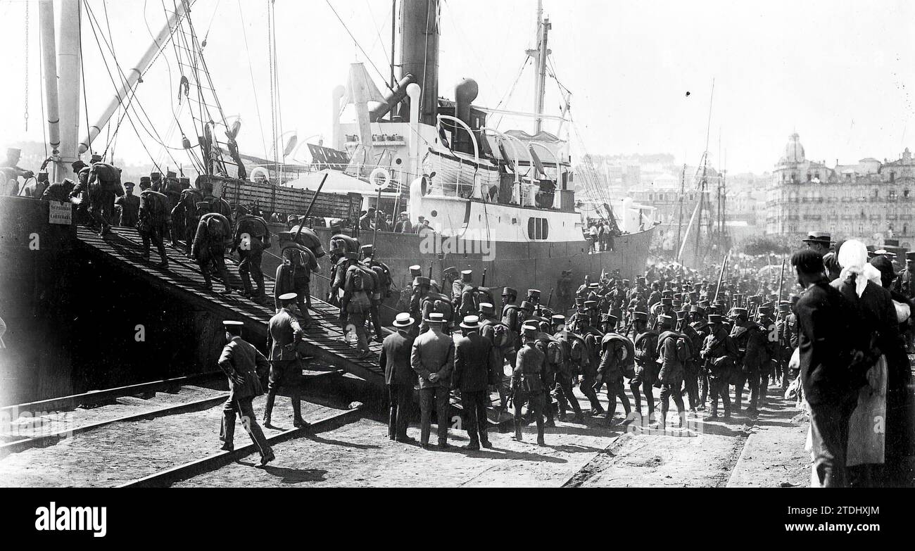 06/30/1921. Vigo. Embarkation of Troops. The Soldiers of the Burgos Battalion Embarking to Melilla. Photo: Jaime Pacheco -. Credit: Album / Archivo ABC Stock Photo