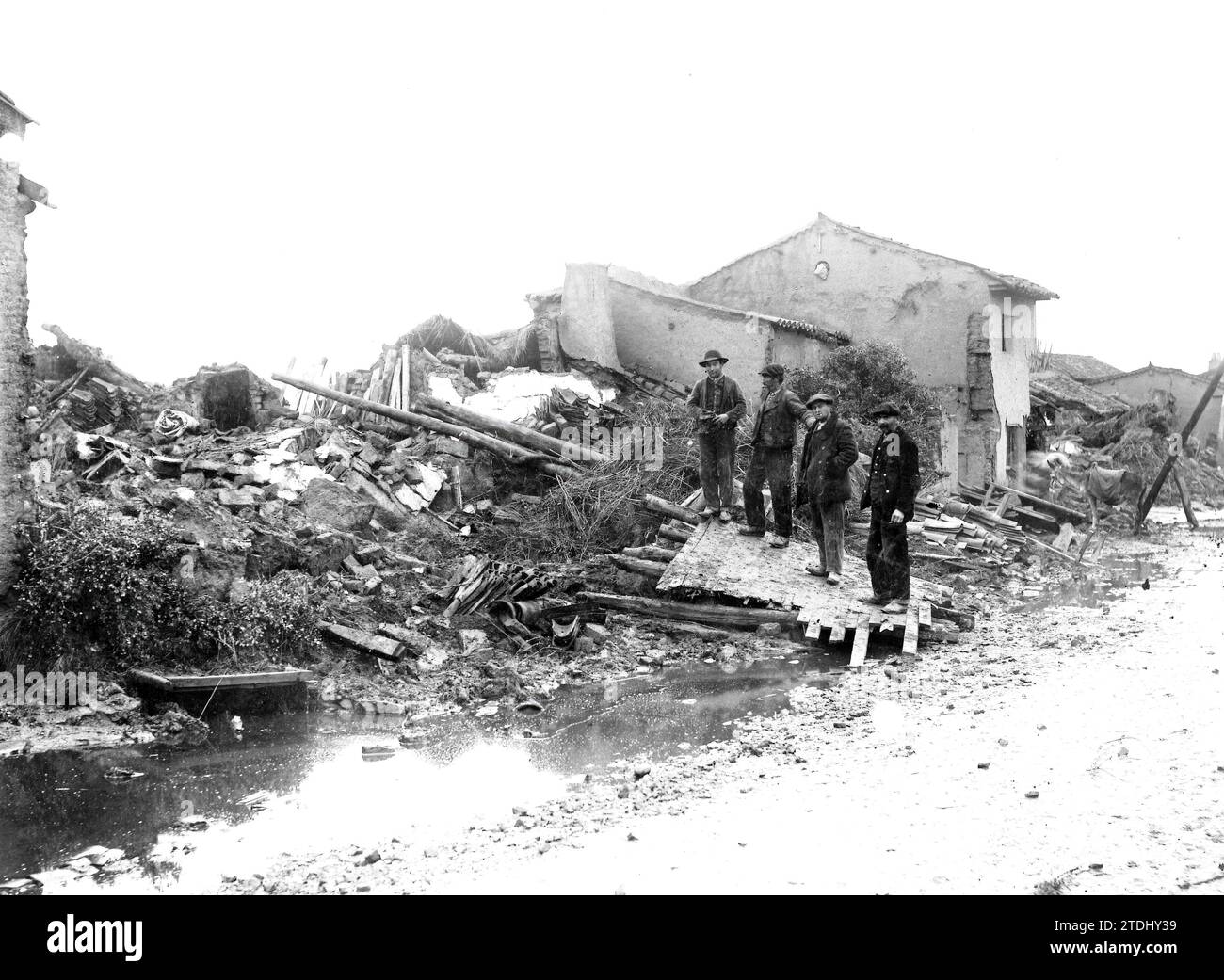 12/31/1909. The Floods in Villanueva de Azoague (Zamora). Some Neighbors Contemplating the Ruins of Their Homes. Credit: Album / Archivo ABC / León e Hijo Stock Photo